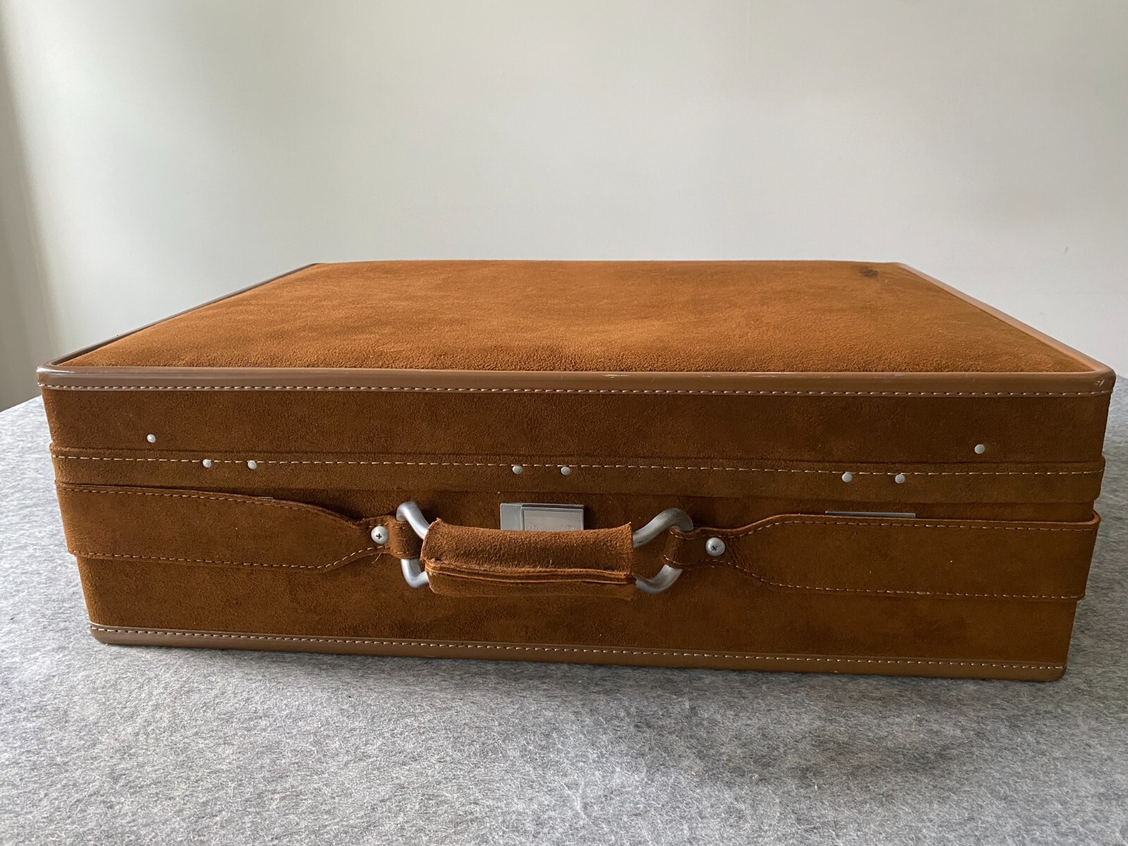Beautiful Suede Tan Vintage Halston Hartmann 25” Suitcase Luggage UNUSED – Rare