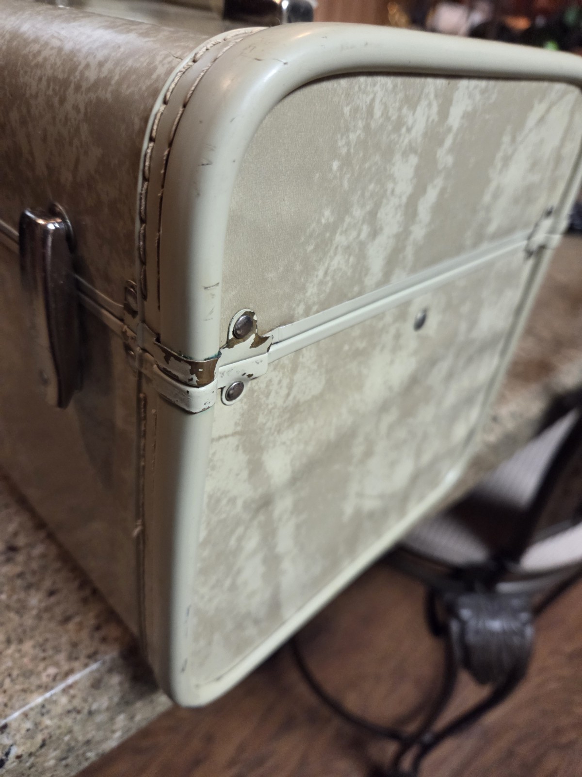Vintage Tan Royal Traveller Train Travel Makeup Hard Carry On Case Travelier