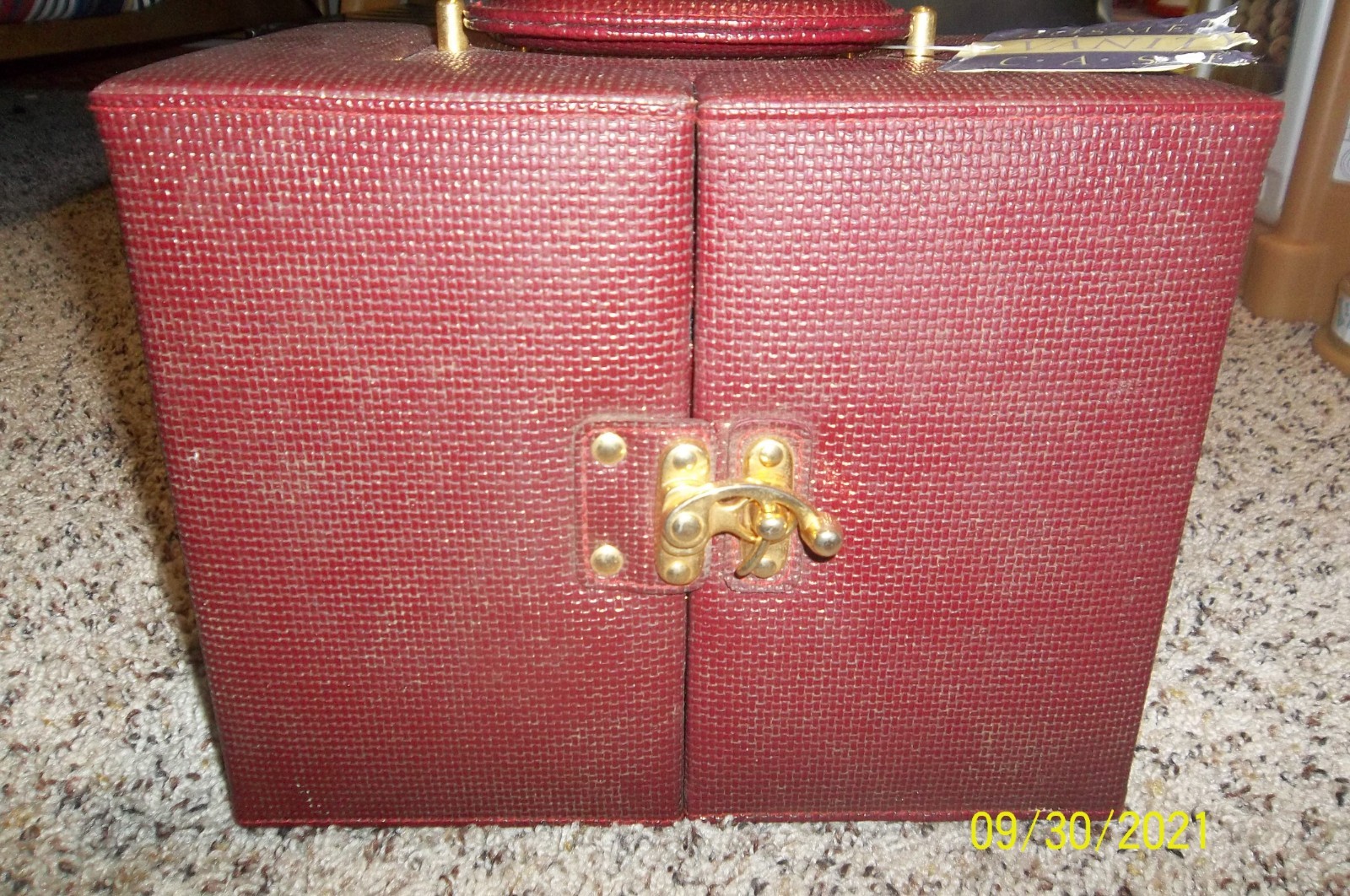 New Vintage Hard Case Folding Cosmetic Vanity Case. Approx 8″ x 10″ x 7″.