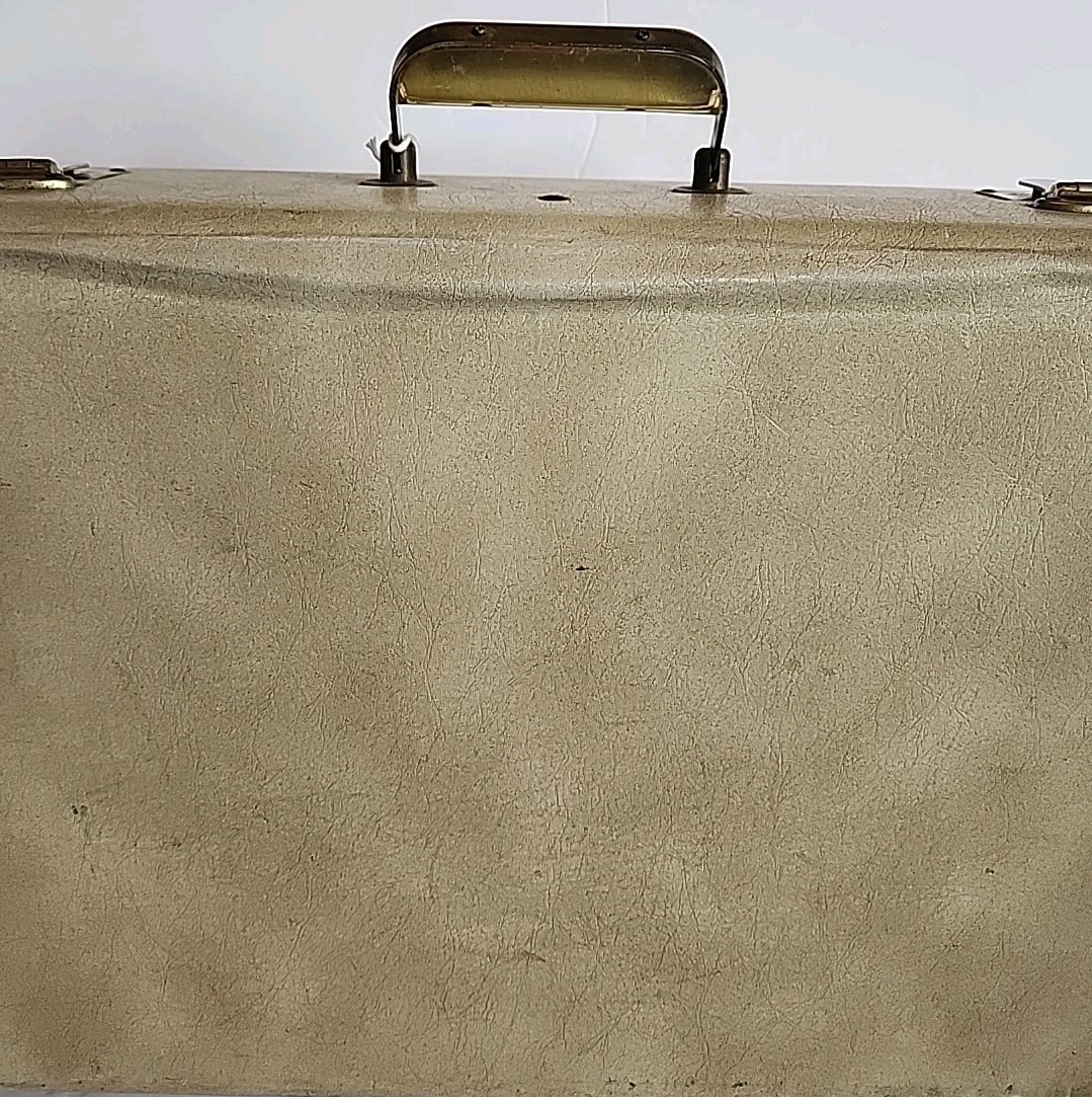 Vntg Suitcase Hardshell 50s/60s Beige W/Keys Non Working Locks 21×13.5 Pics/Desc