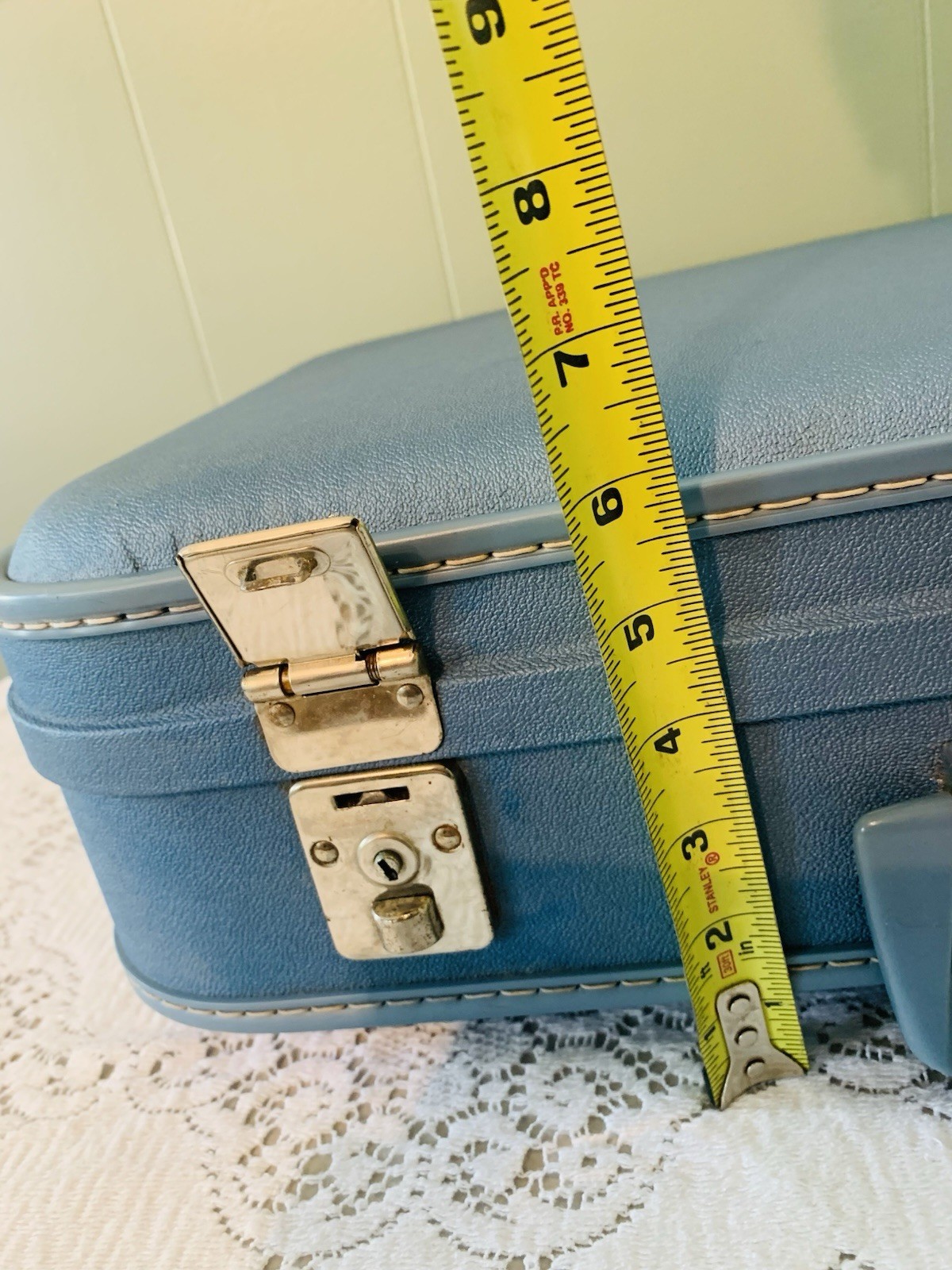 Vintage Hard Case Travel Suitcase Blue 21″ x 16″ Carry-On Luggage with Keys