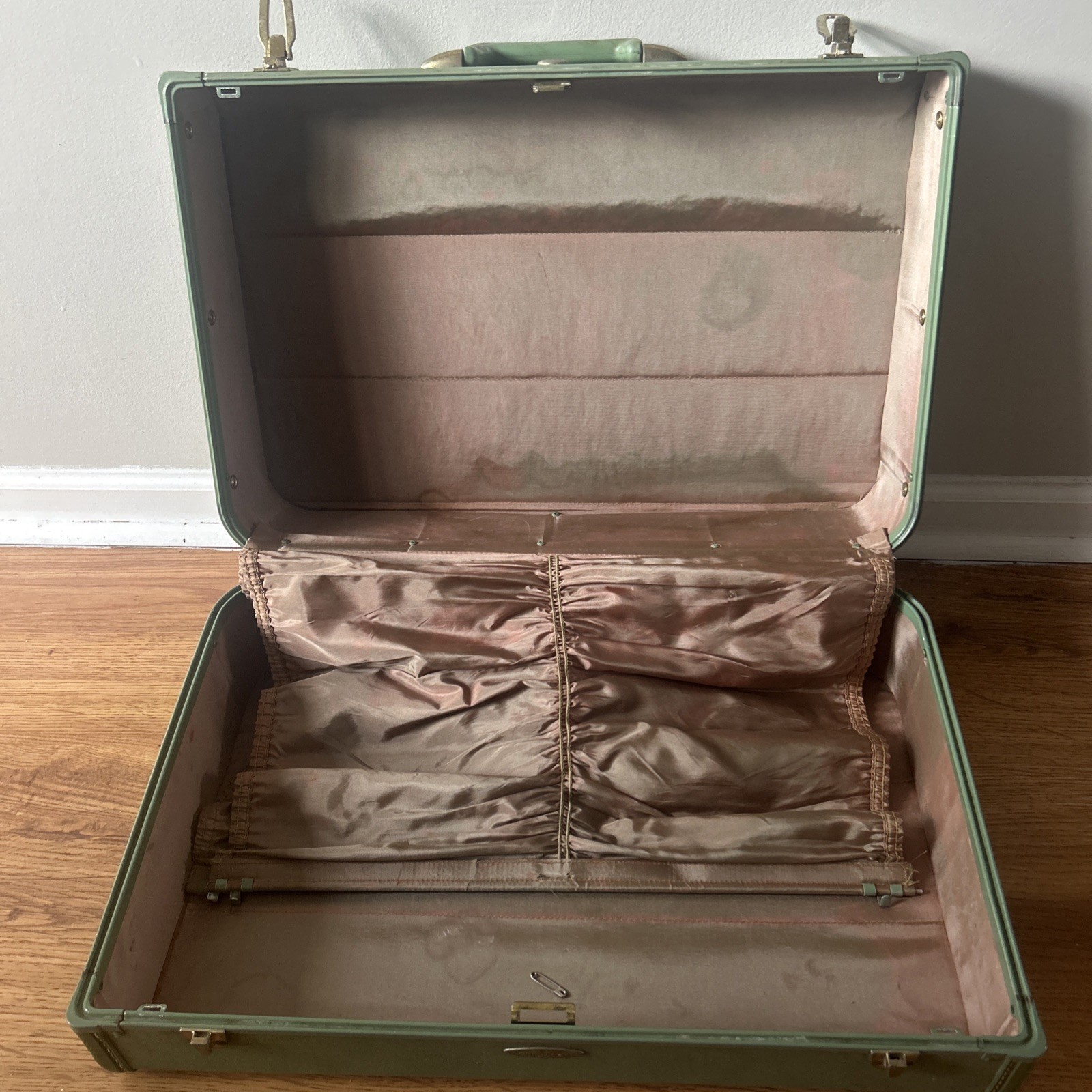 Vintage 1950s Taperlite Green Leather Suitcase Approx L 21 x W 14 x H 7 No Key