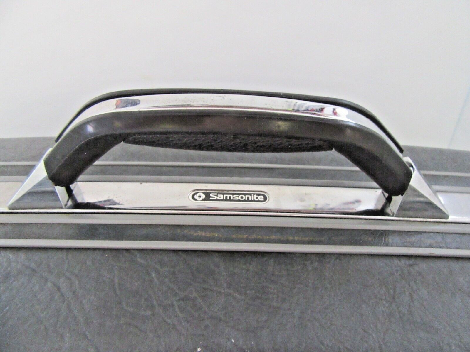 Vintage Samsonite Profile II Hardside 23″ x 17″ Suitcase with Key Gray