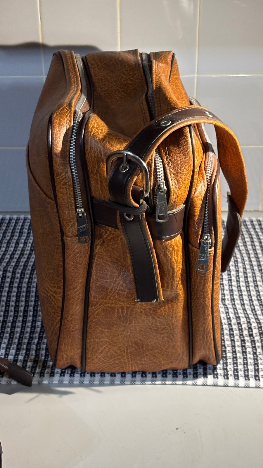 Vintage Tan Faux Leather Shoulder Overnight Bag With Matching Shave/Makeup Bag