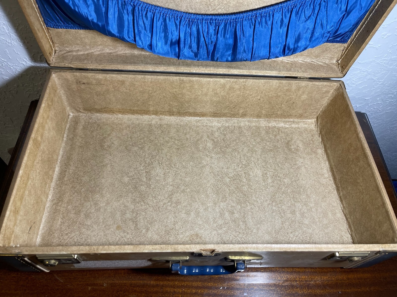 Vtg Vacationer Cream Blue suitcase stackable Retro Luggage Travel Bag