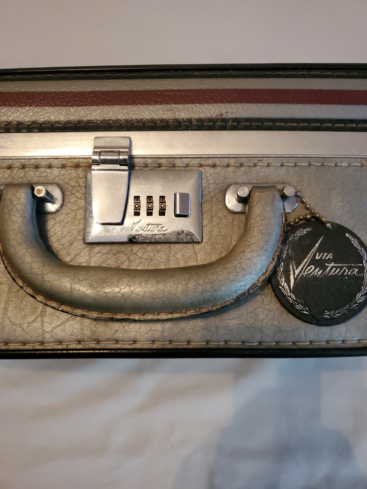 Vtg ’70s Via Ventura Hard Suitcase 21x13x7 Gray /Red Stripe Combination Lock EUC