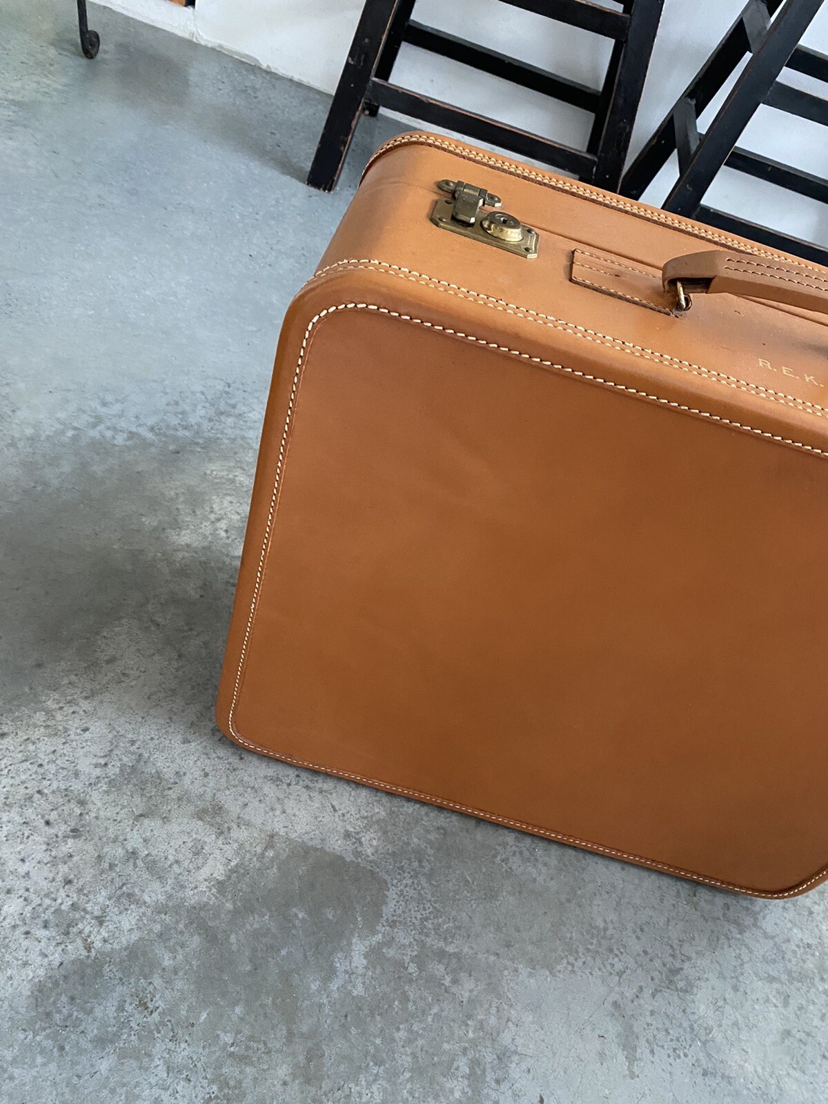 Vtg Luggage Antique Suitcase Amelia Earhart 1940s Tan Leather Boxy 21″ x 20″