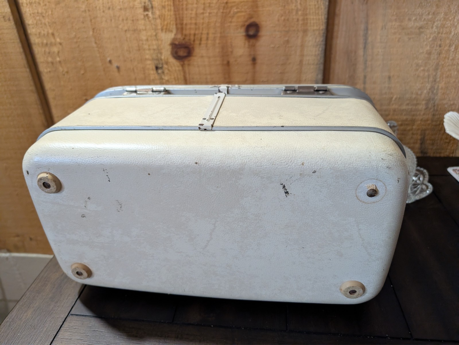 Vintage Samsonite Silhouette Train Case – Cream Marbled Vinyl with tray and keys