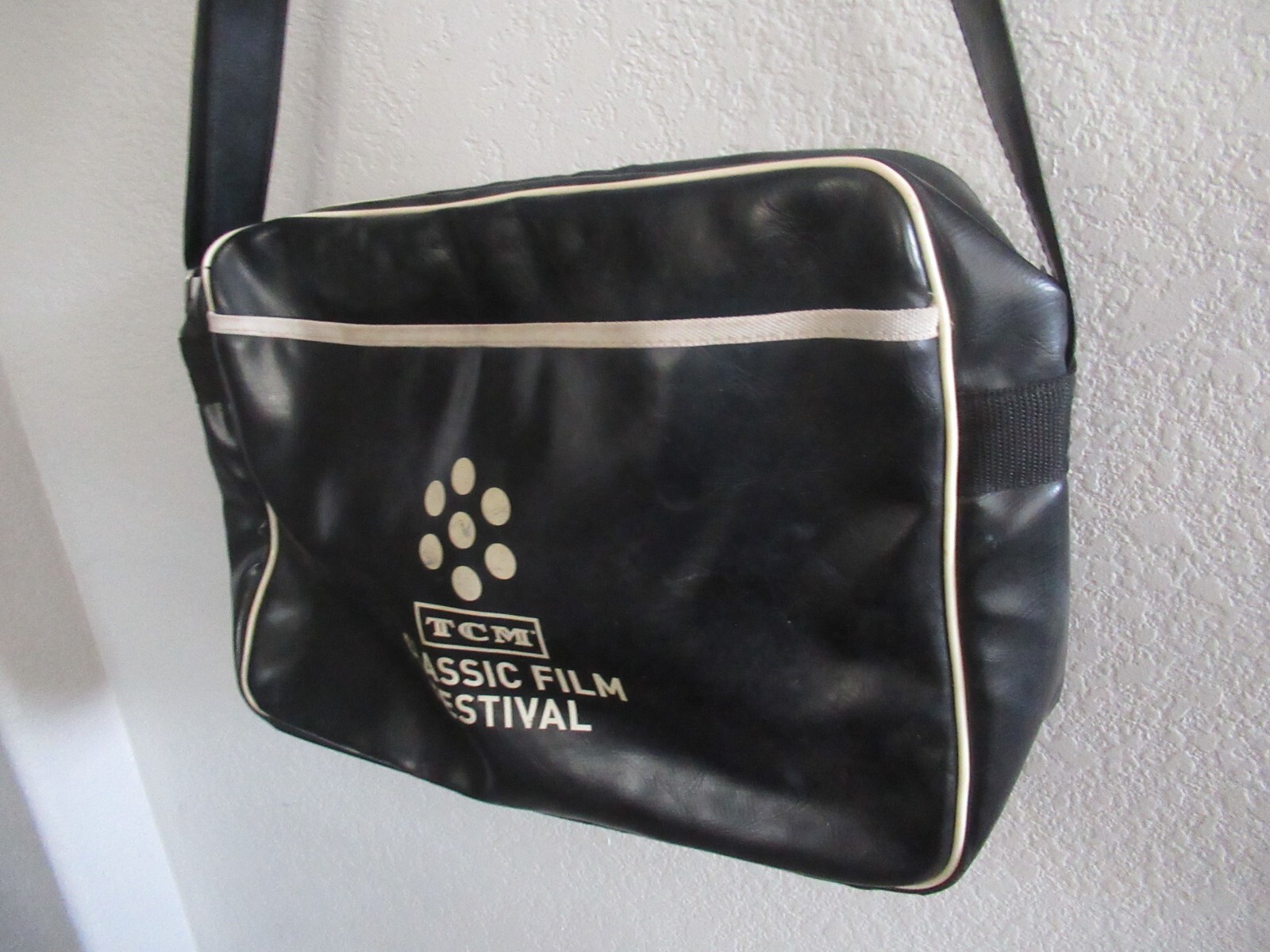 VINTAGE TCM CLASSIC FILM FRSTIVAL VINYL ZIPPER BAG WITH SHOULD STRAP BLACK RARE