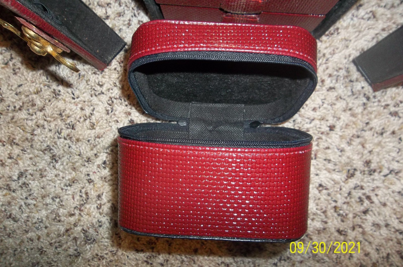 New Vintage Hard Case Folding Cosmetic Vanity Case. Approx 8″ x 10″ x 7″.