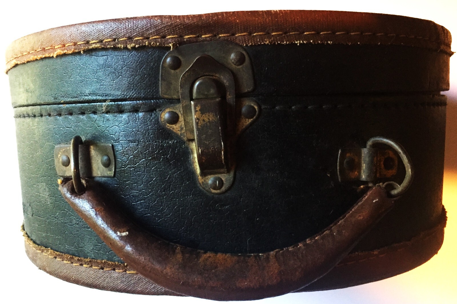 Vtg. 1920’s 11″ x 5″ Round young girl’s Over Night Train Travel Luggage Case