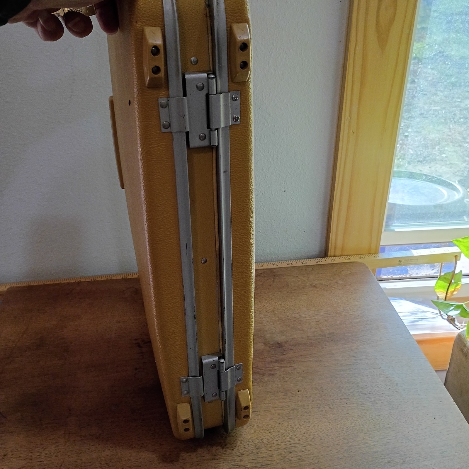 Vintage Royal Traveler Hard Sided Suit Case 18″ x 12″ x 3.5″ With 1 Key. Marks