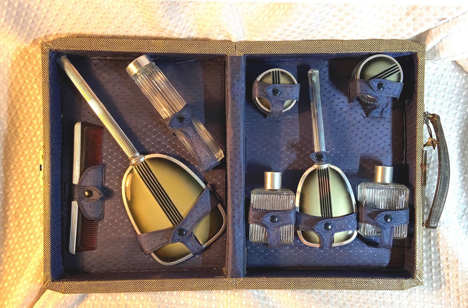 VINTAGE + RARE 1940’s TRAIN TRAVEL VANITY LUGGAGE CASE COMPLETE ACCESORIES + KEY
