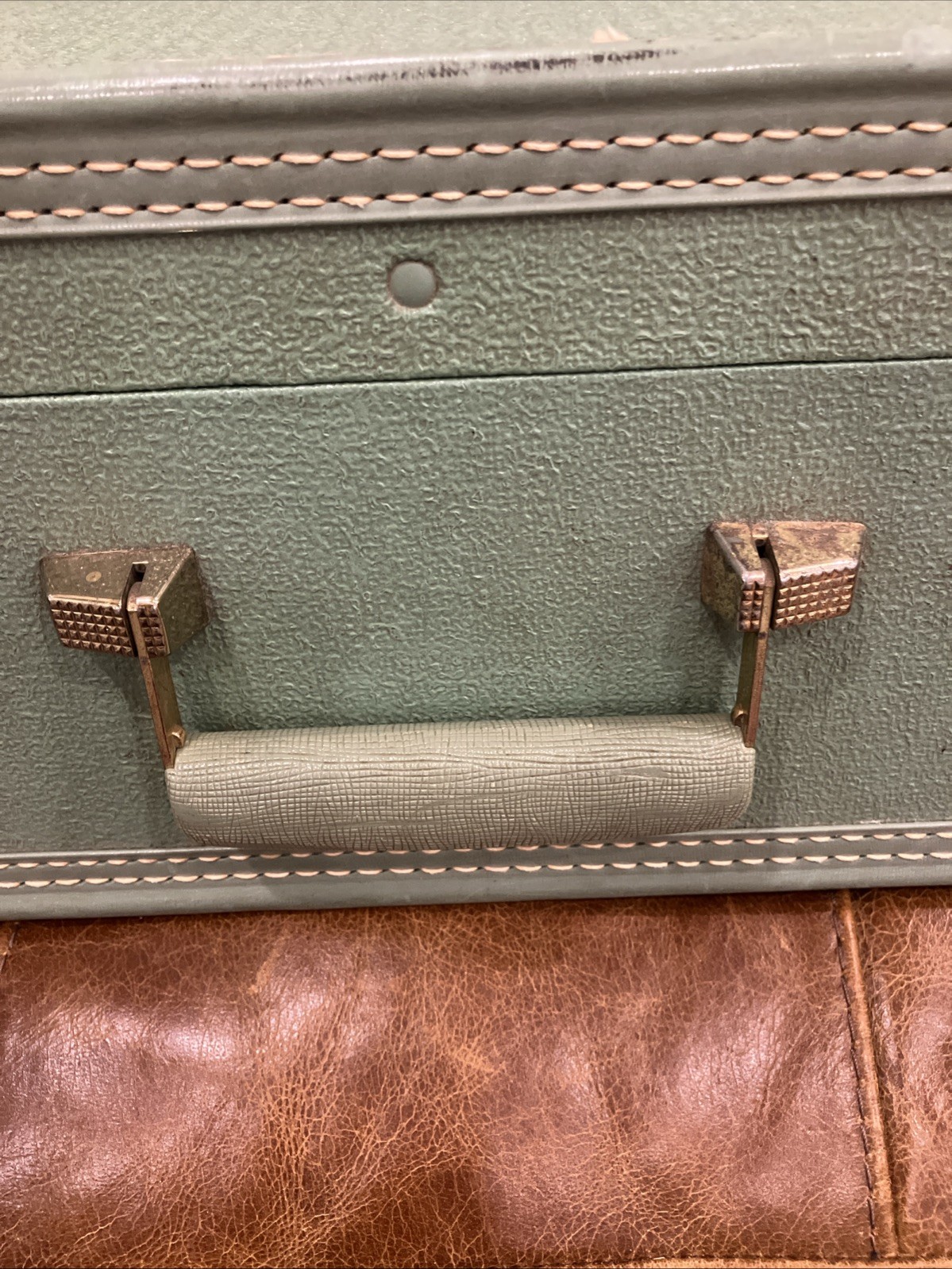 Vintage 1950s Starline Luggage Suitcase Green Brass Latches No Key 21”x14”x7”