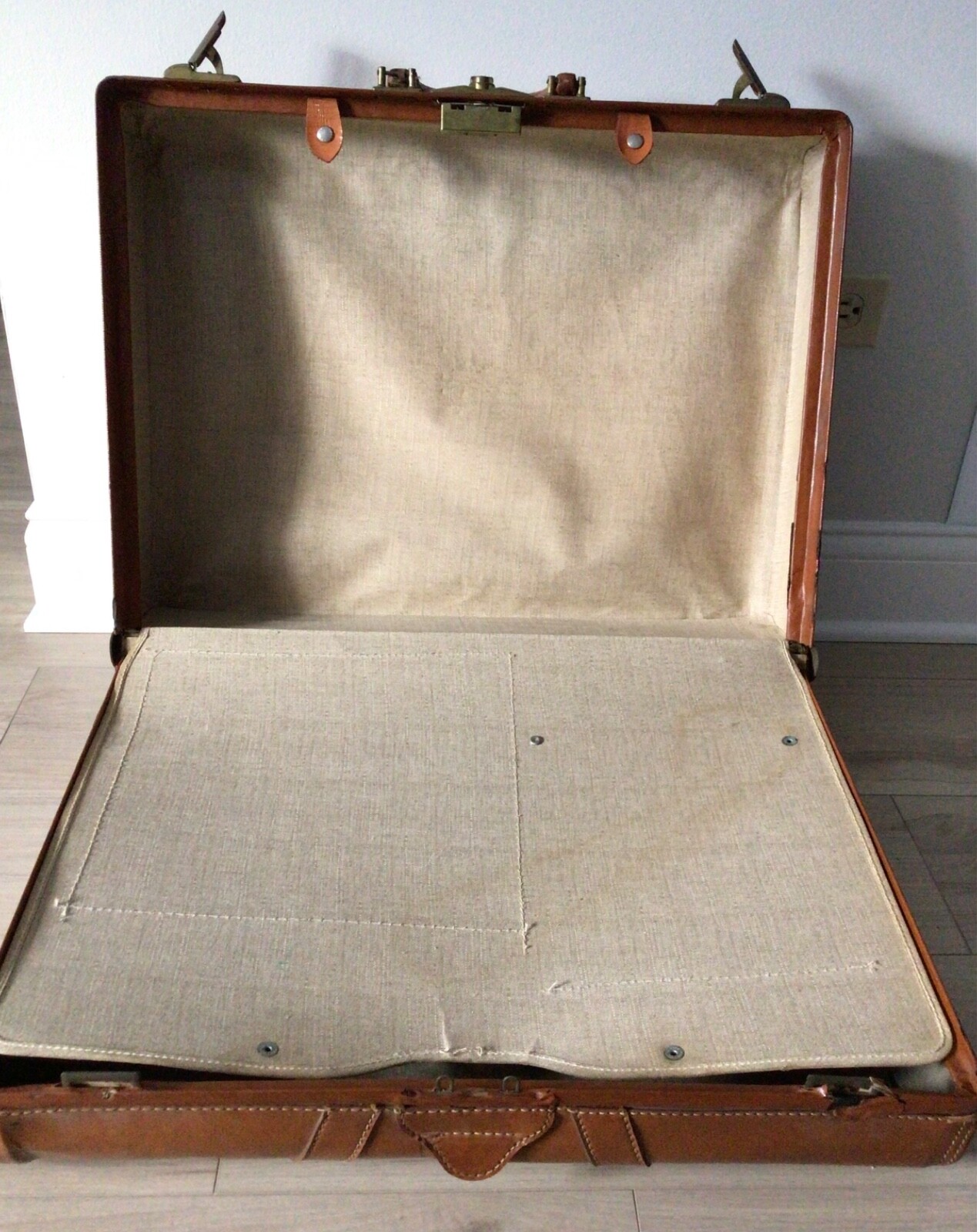 Vintage Retro Antique Large Brown Leather Suitcase Handled Travel Luggage