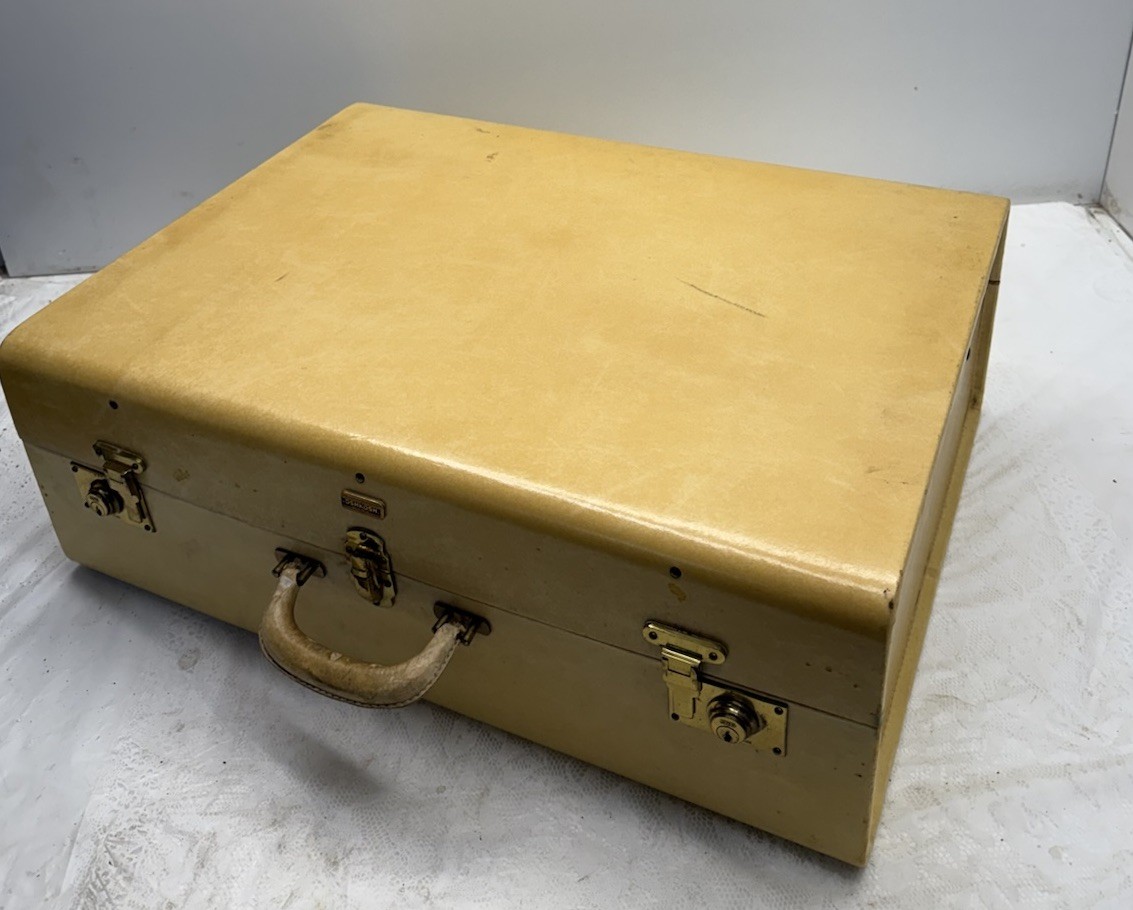 Rare Oshkosh Suitcase With Wooden Hangers, Key & Suitcase Cover 23”x18”X8”