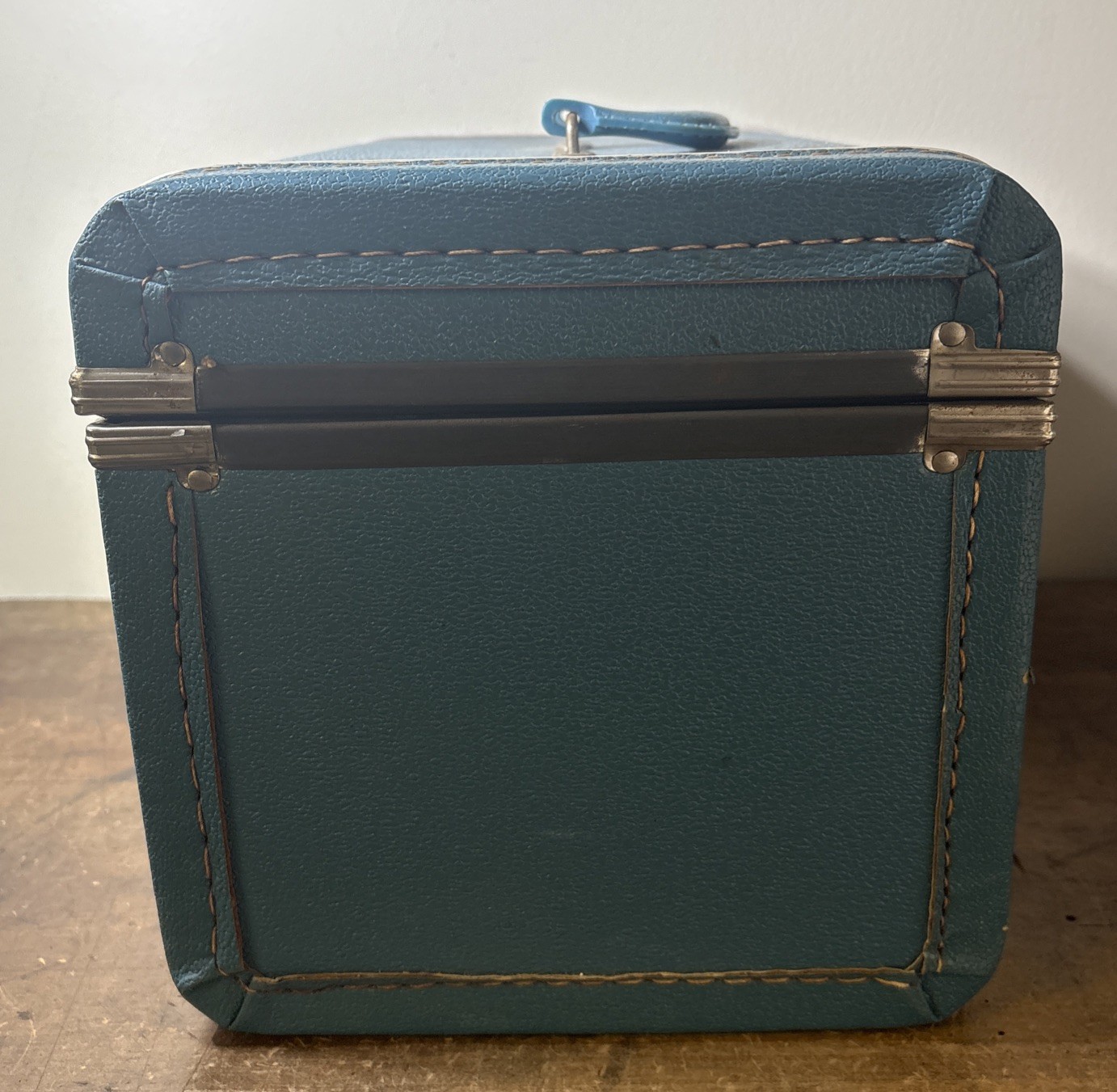 Vintage Hard Shell Blue Overnight Train Makeup/Storage Case no key
