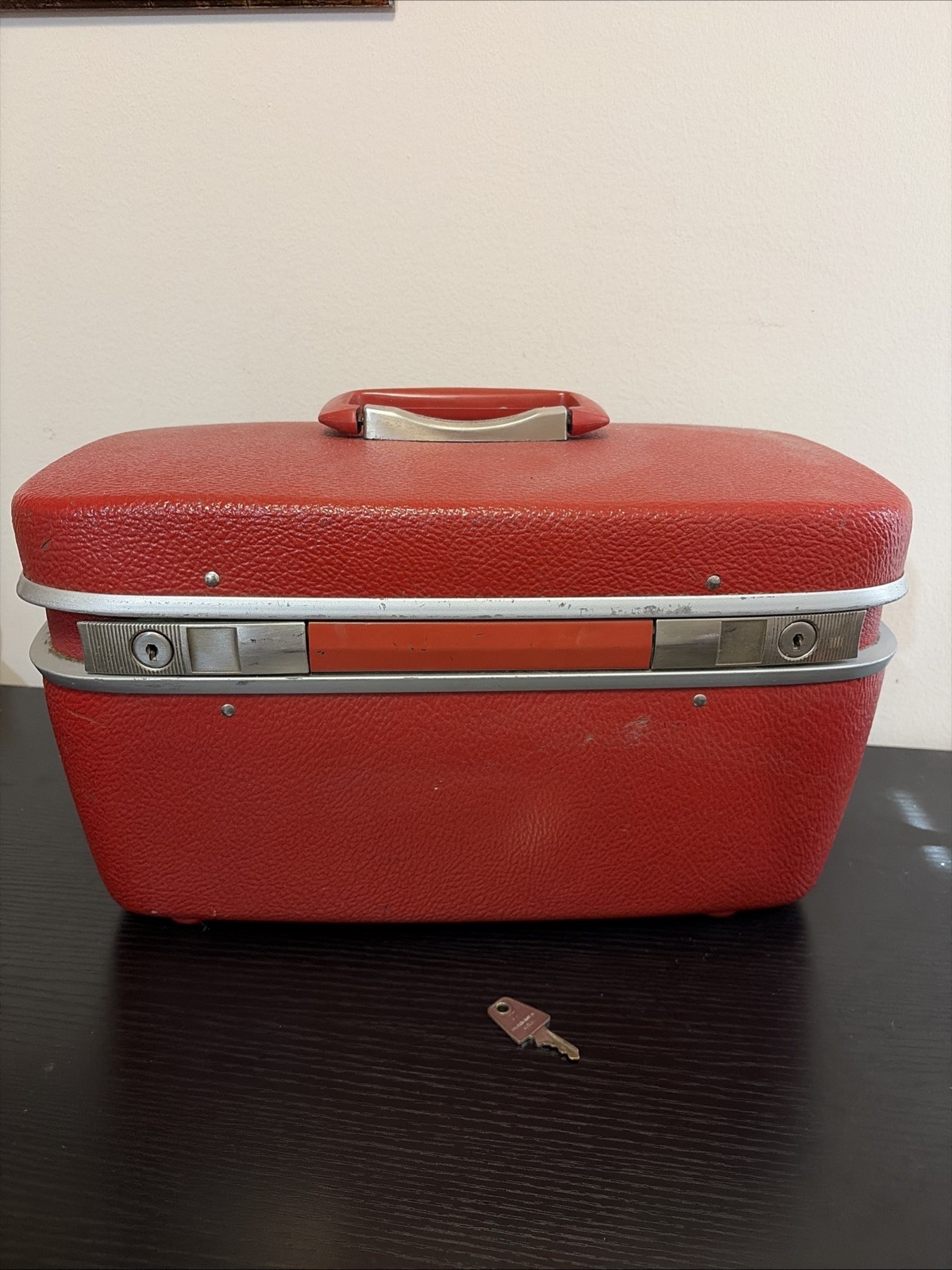 Royal Traveller Red Vanity Case with Key Train case Cosmetic Make up Vintage