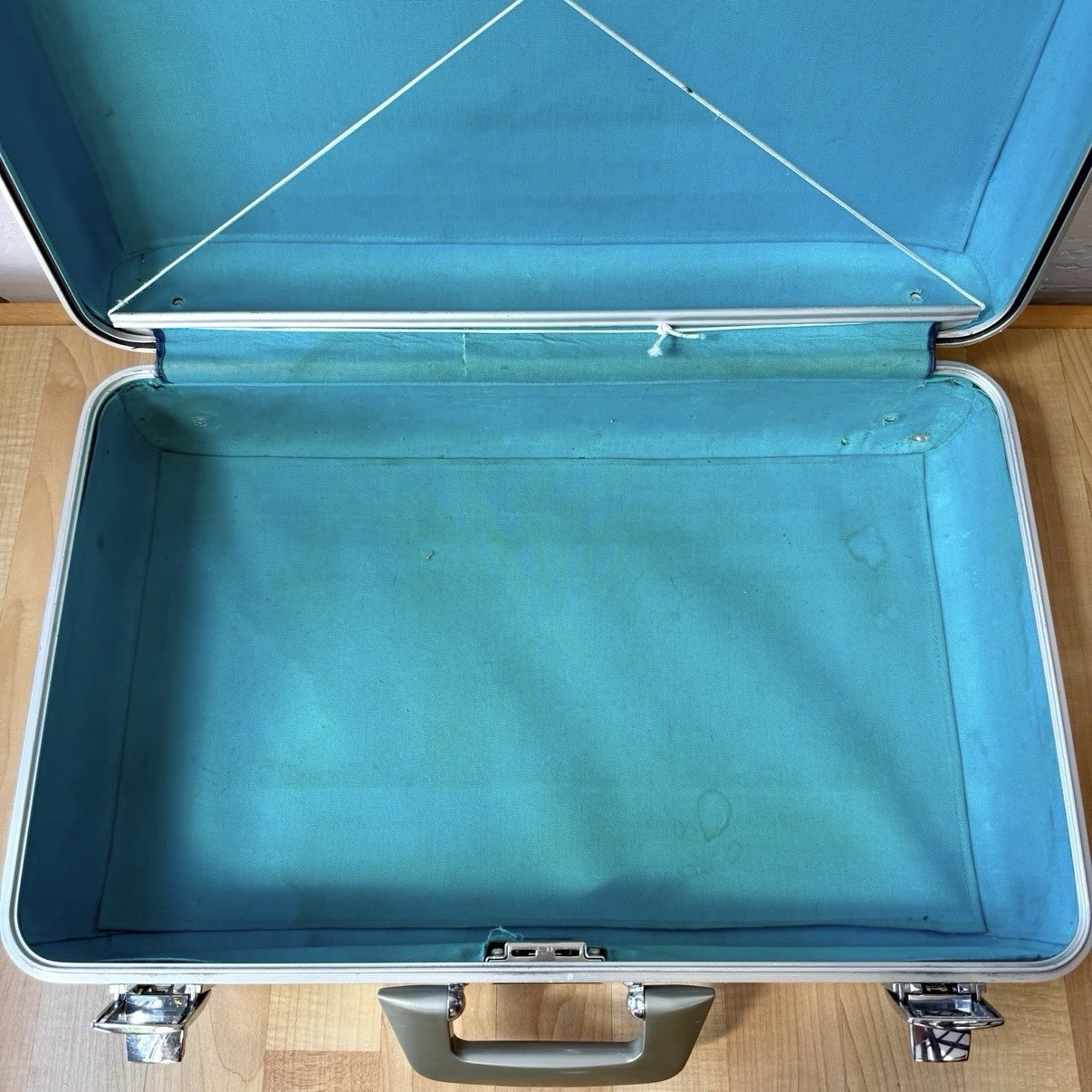 Vintage Zero Halliburton Suitcase – Aluminum With Blue Interior 21” X 14” X 7”
