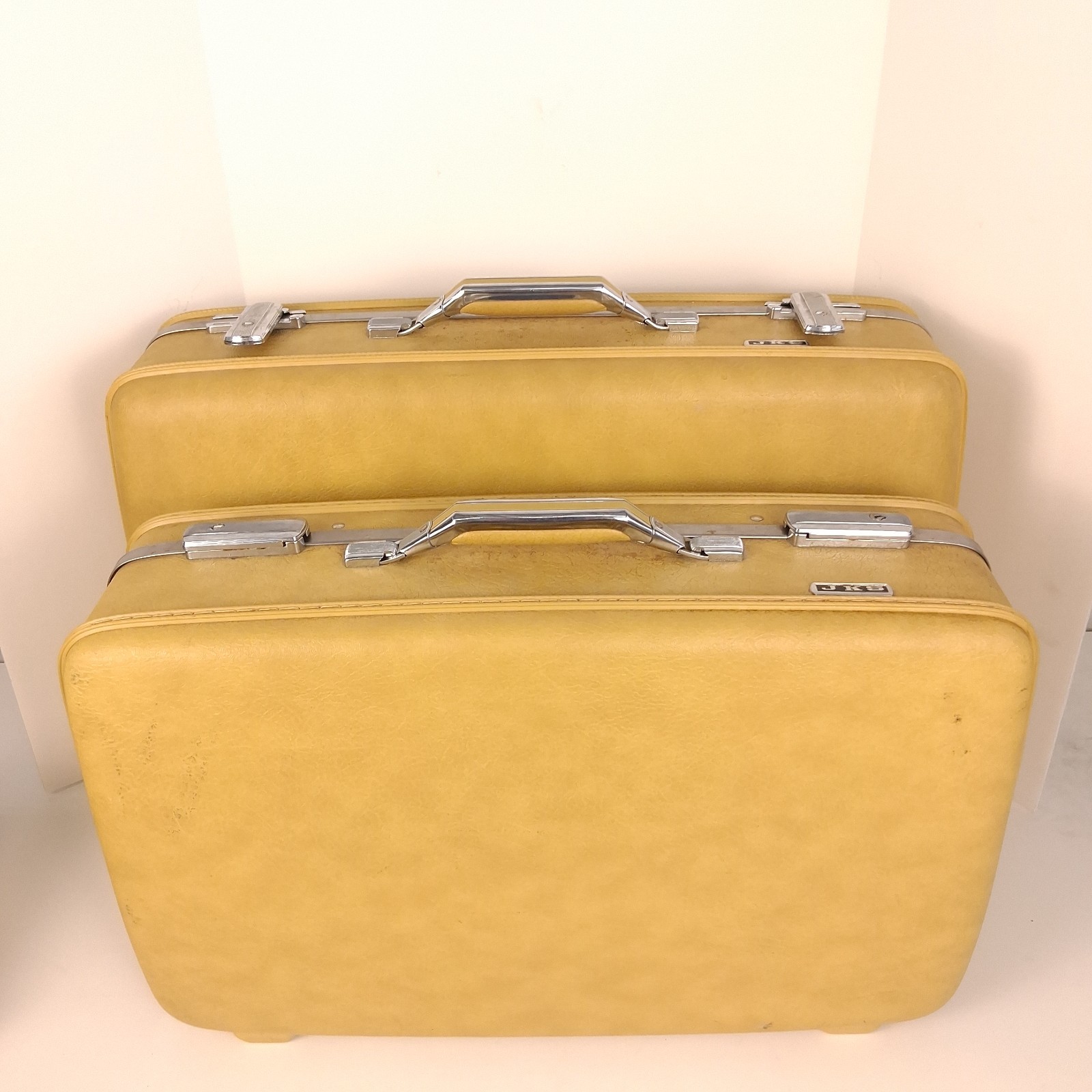 Vintage American Tourister 2 Pc. Hardshell Suitcase Luggage Set 26×19″ w/Keys