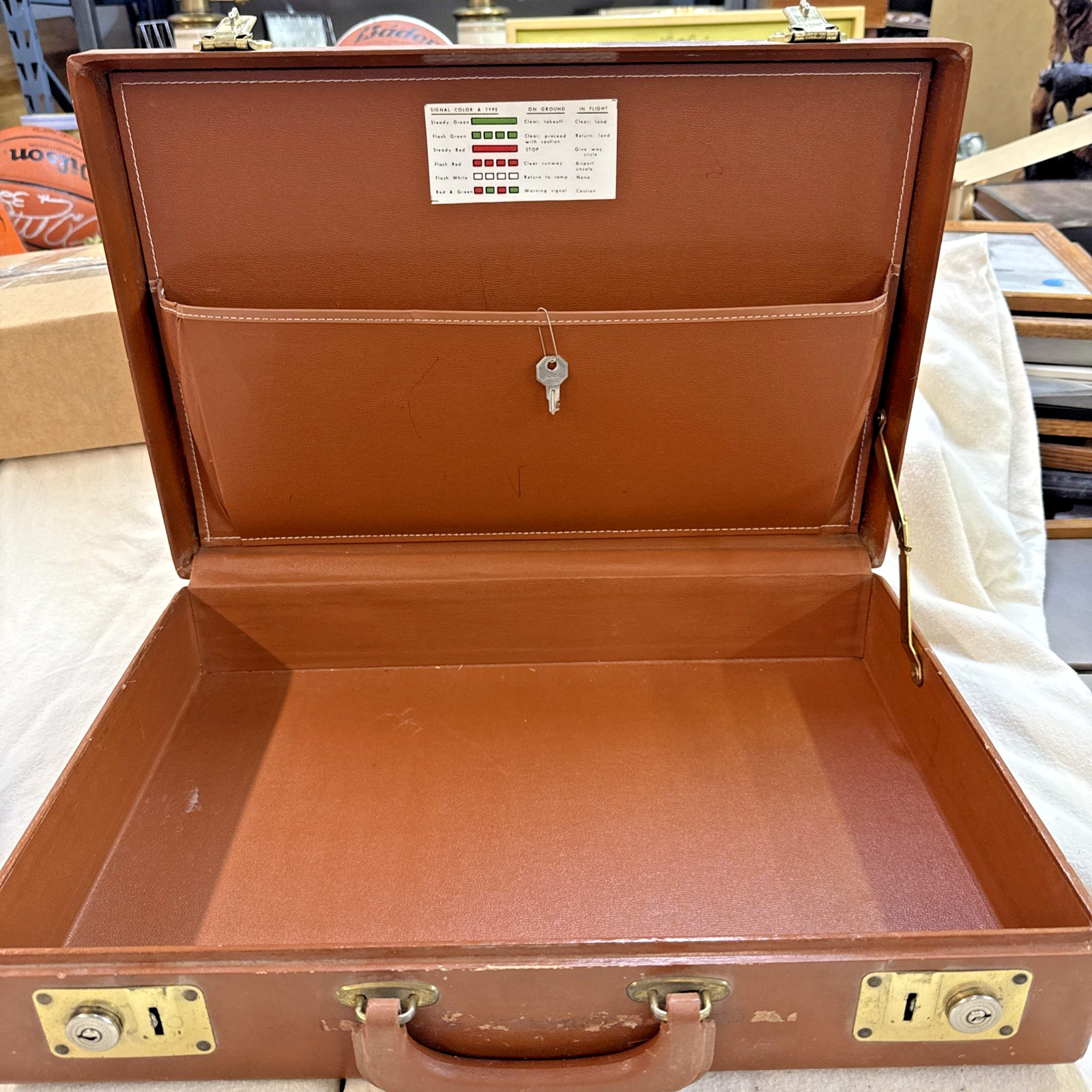 VINTAGE LITE BROWN BREIFCASE no name HARD CASE ATTACHE FILE TRAVEL
