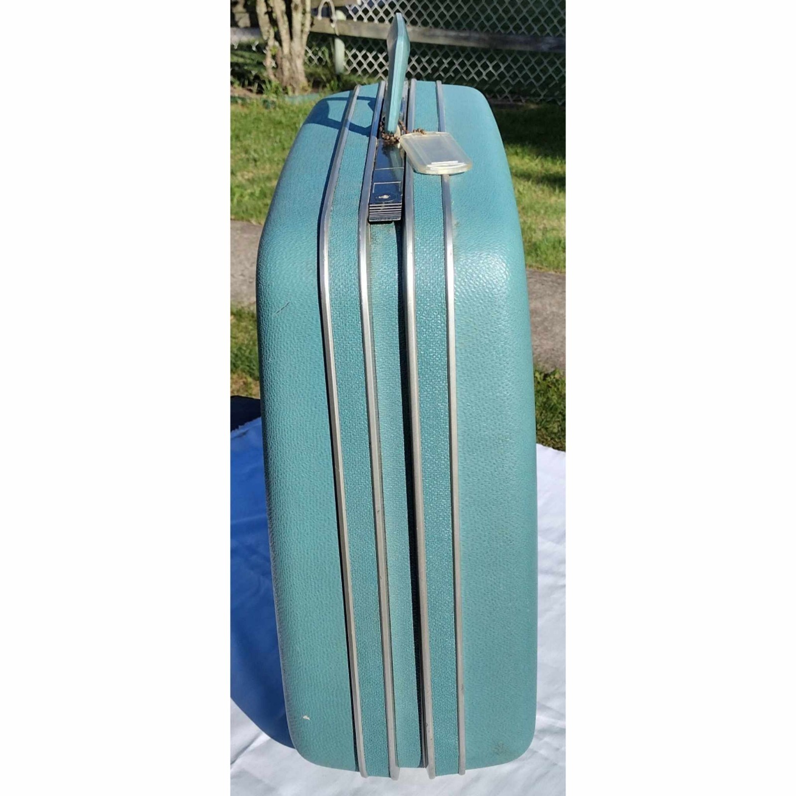 Large Vintage Retro Samsonite Suitcase silhouette 21″ x 21″ x 8″ ( No Key )