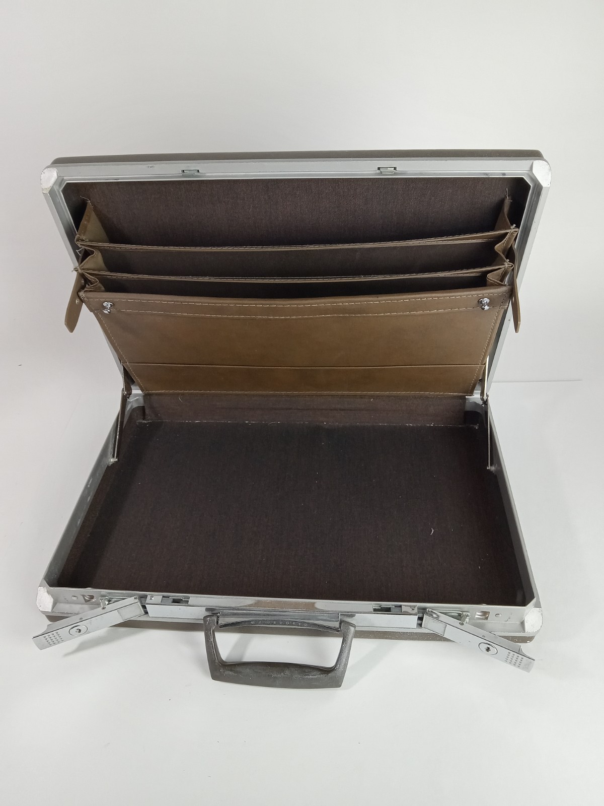 Vintage 70s Samsonite Slim Brown Hard Shell Briefcase 17″