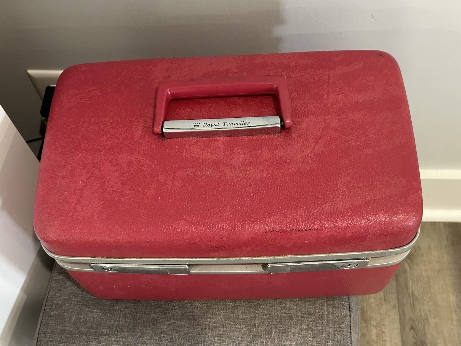 Vintage SAMSONITE Royal Traveler Medalist Red