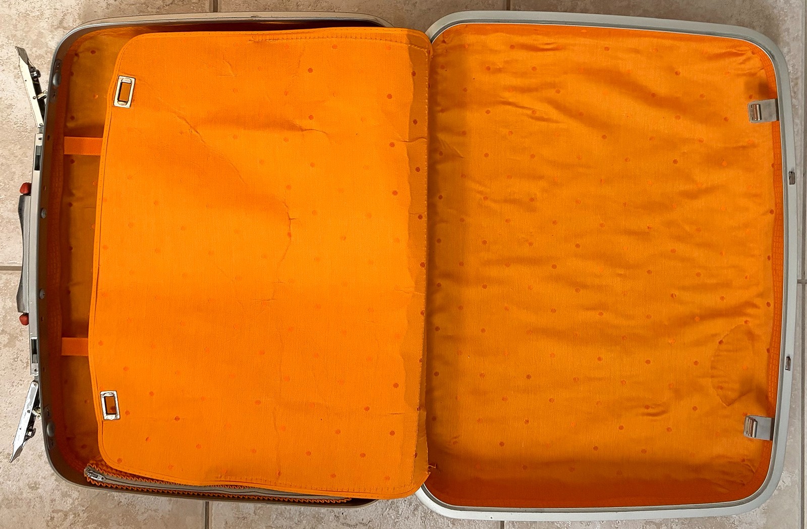 Orange Silhouette Samsonite Vintage Suitcase Hard Shell Approx 20x15x6″ w/ Keys