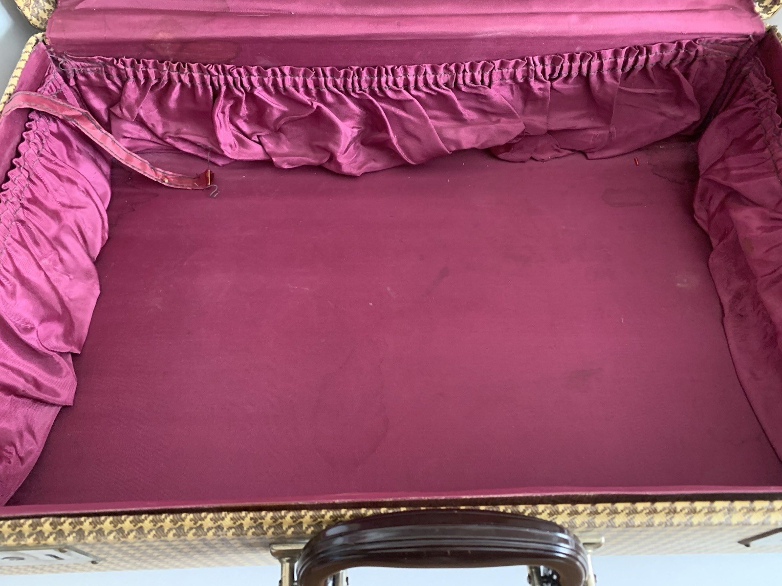 Vintage Hard Side Hounds Tooth Suit Case Purple Lining 21”x13x6
