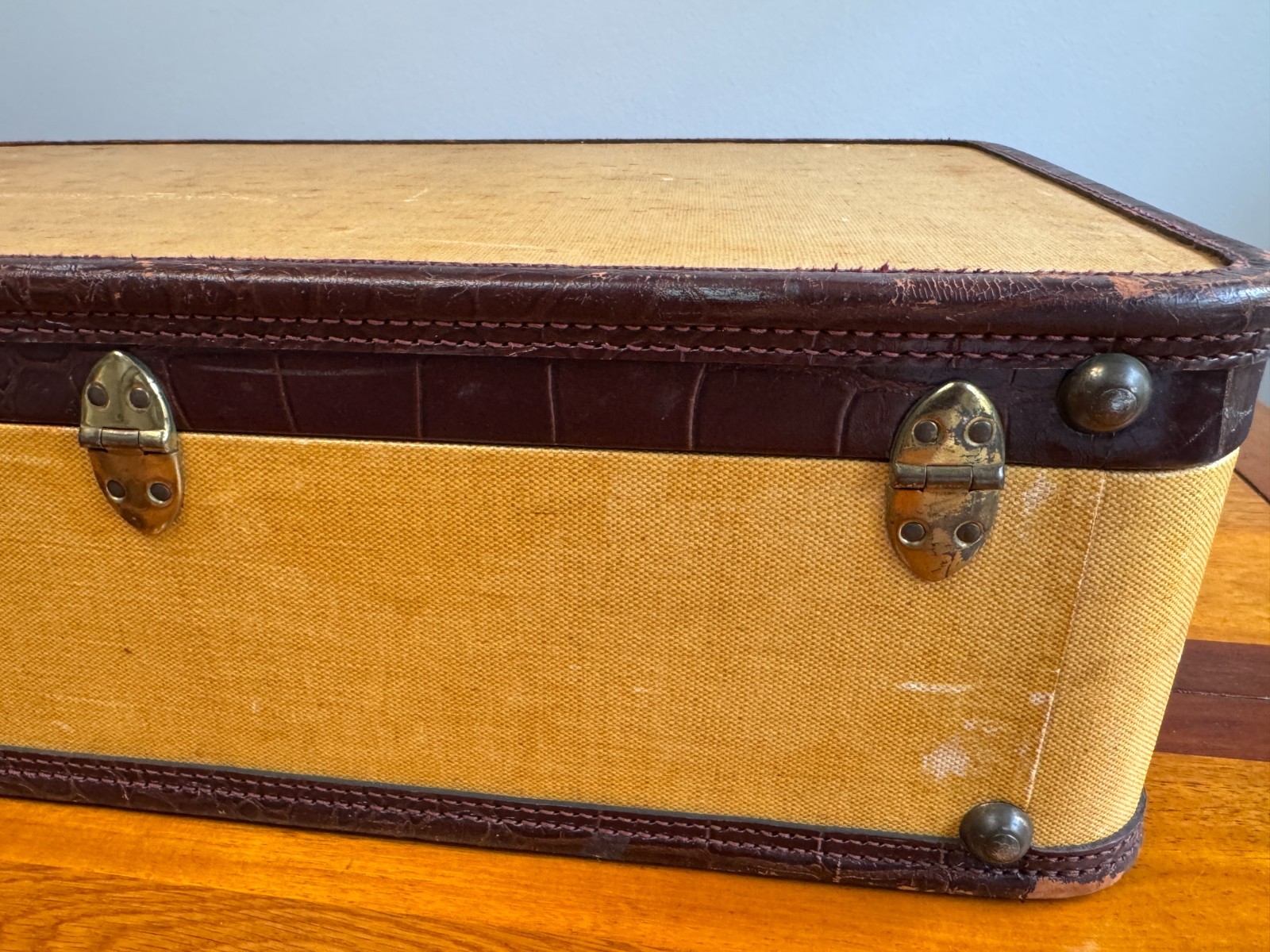 AMELIA EARHART LUGGAGE SUITCASE WITH KEYS FOR LOCKS – 24×14.5″ -TRAVEL -AIRPLANE