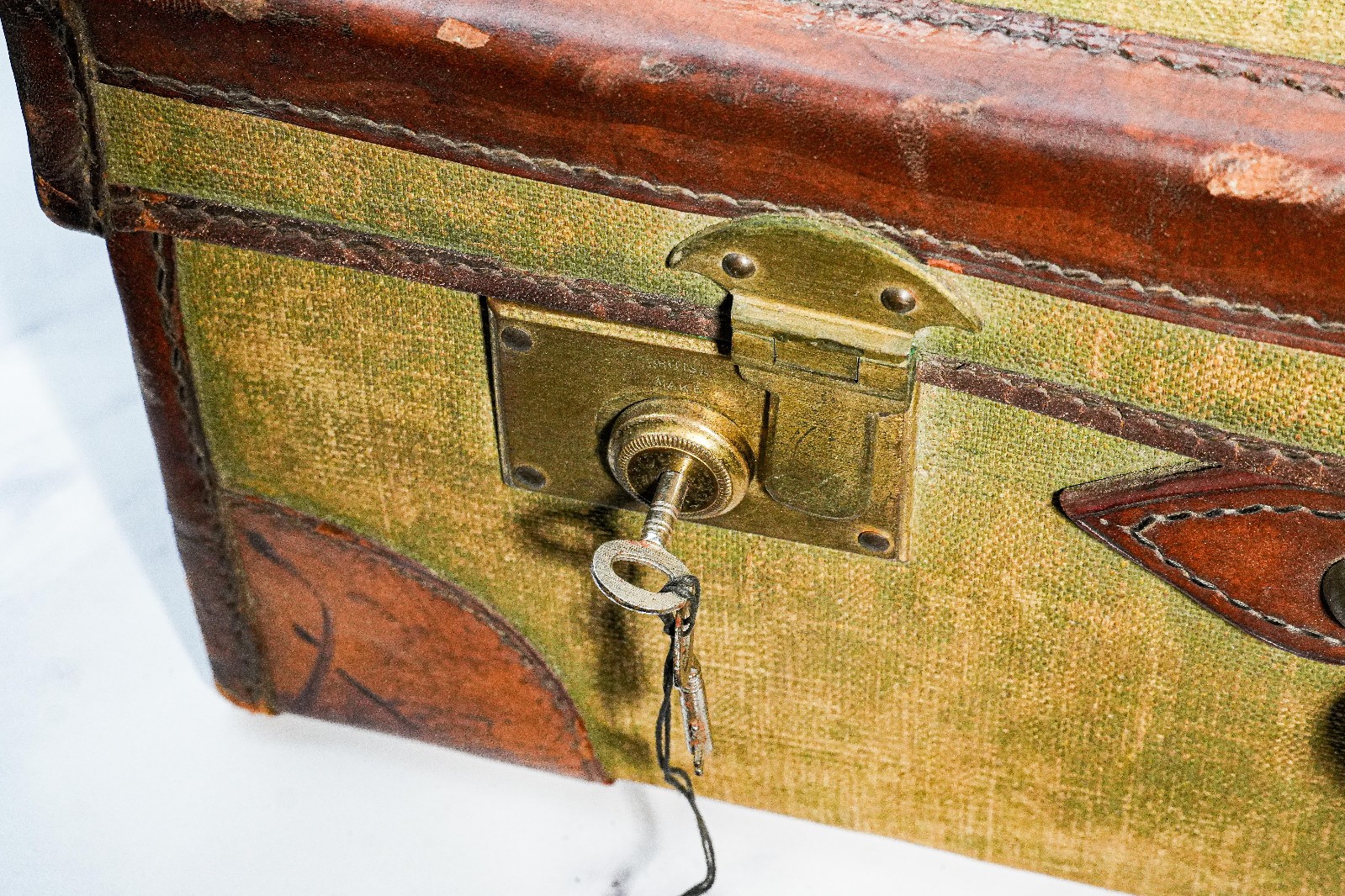Large English Made Leather Cloth Travel Luggage Suitcase with Keys Decor Prop
