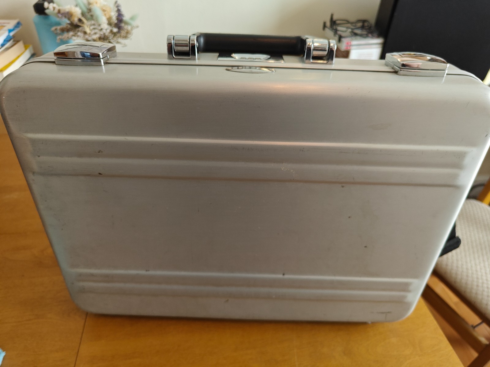 Vintage Zero Halliburton Elite Aluminum Silver Metal Briefcase Attaché Suitcase