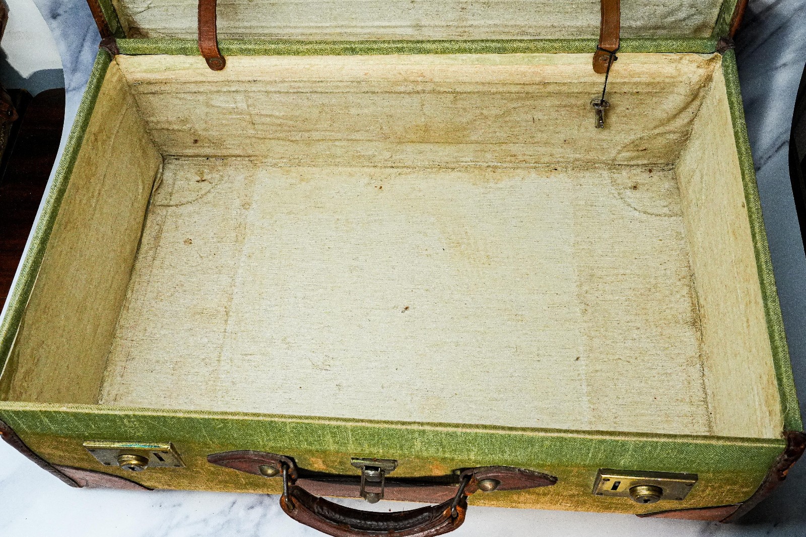 Large English Made Leather Cloth Travel Luggage Suitcase with Keys Decor Prop