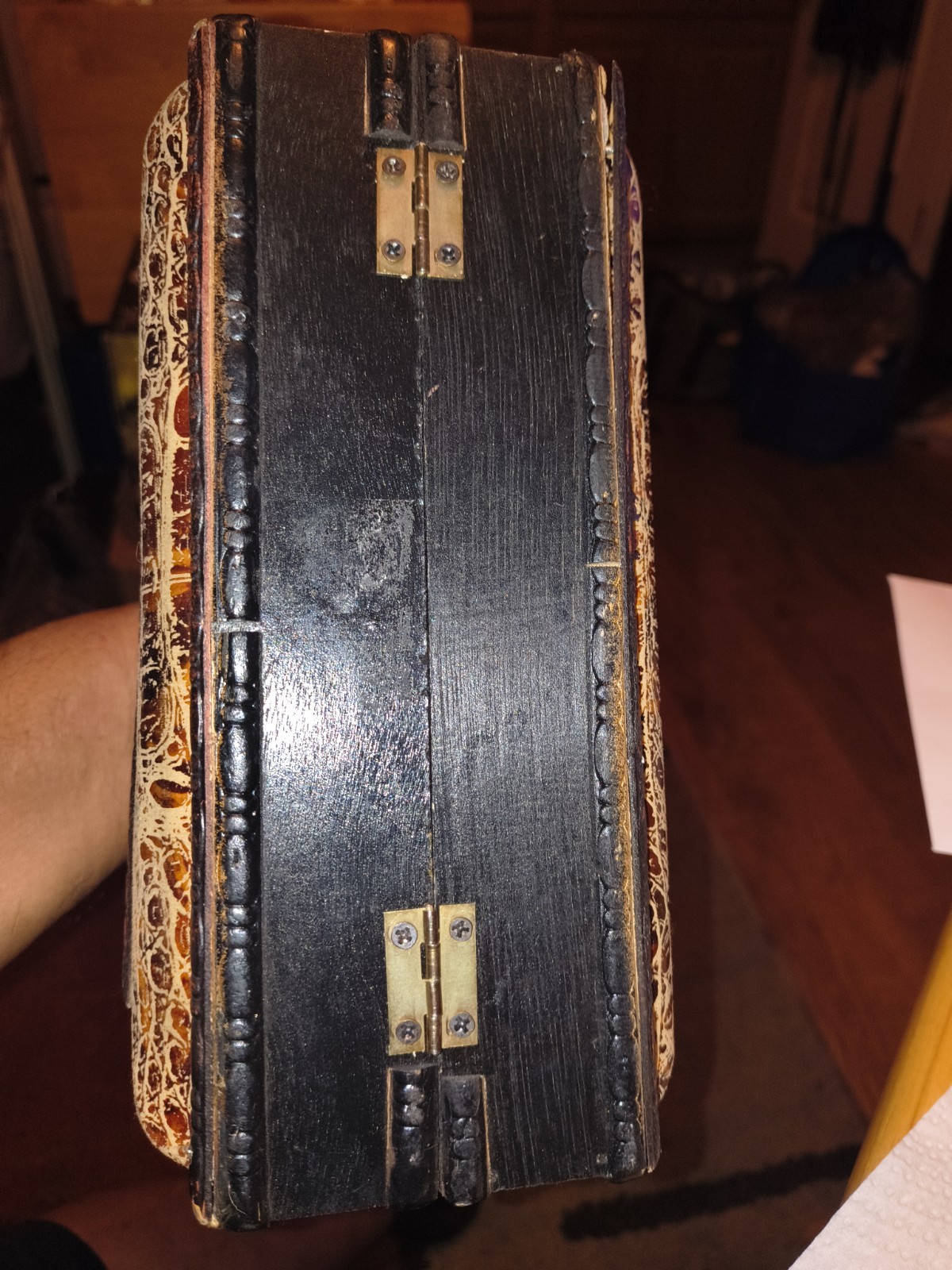 Vintage Wooden Women’s Handbag Alligator Skin Design Handles and latch