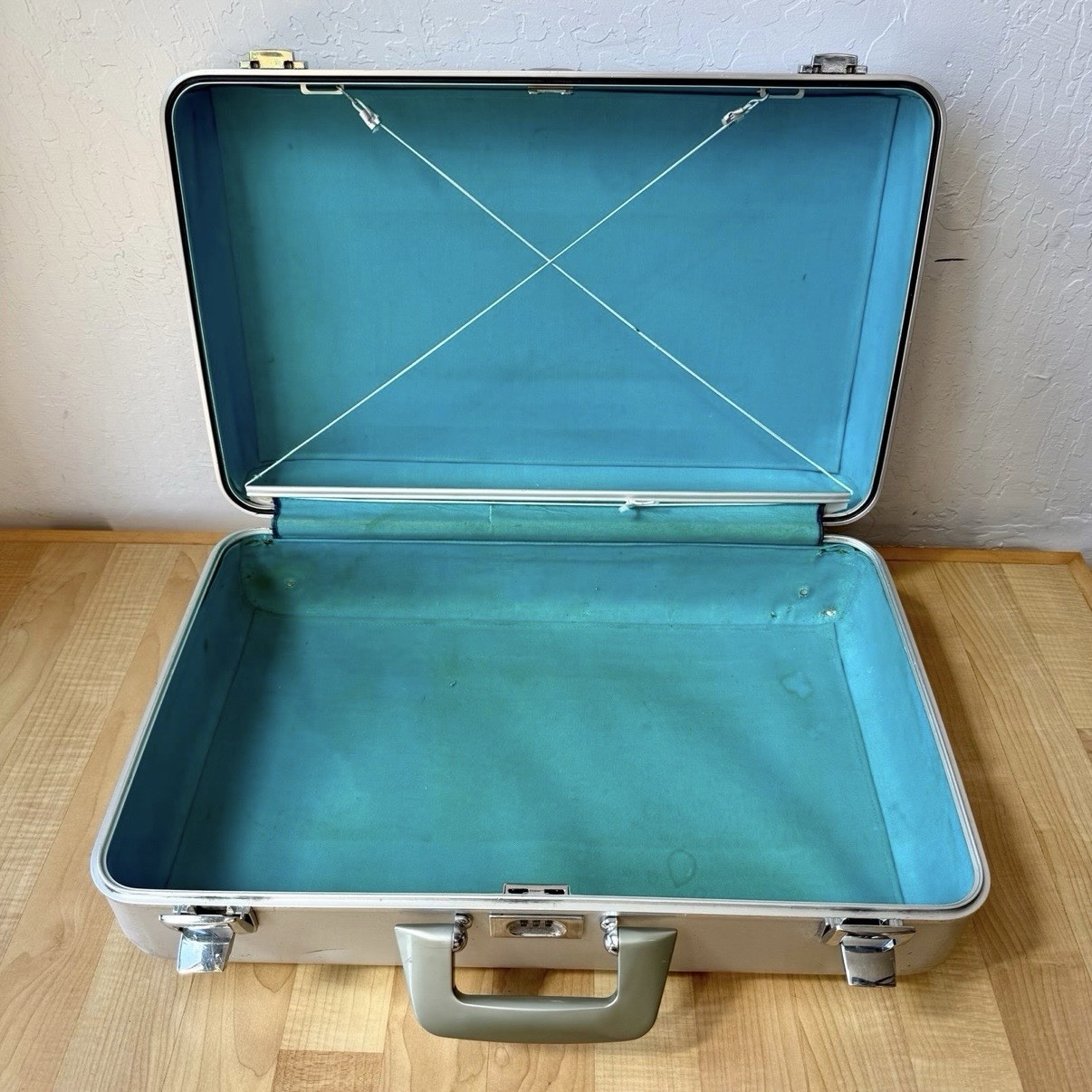 Vintage Zero Halliburton Suitcase – Aluminum With Blue Interior 21” X 14” X 7”