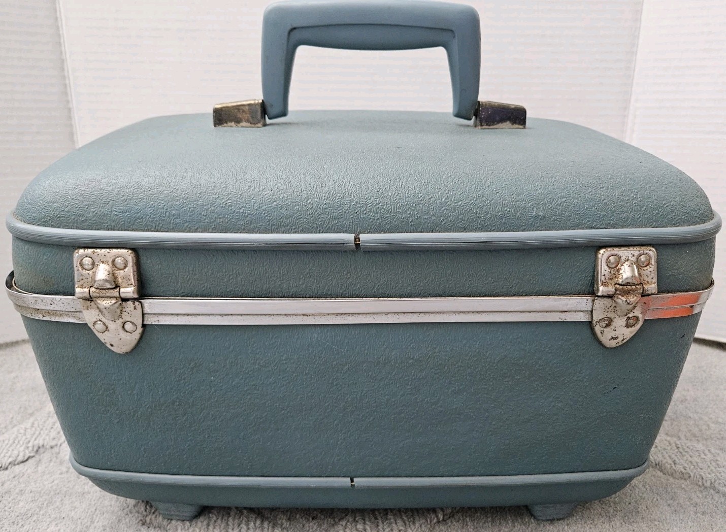 Vintage Socialite 60 Blue Train Case – Hard Sided with Mirror And Tray Insert