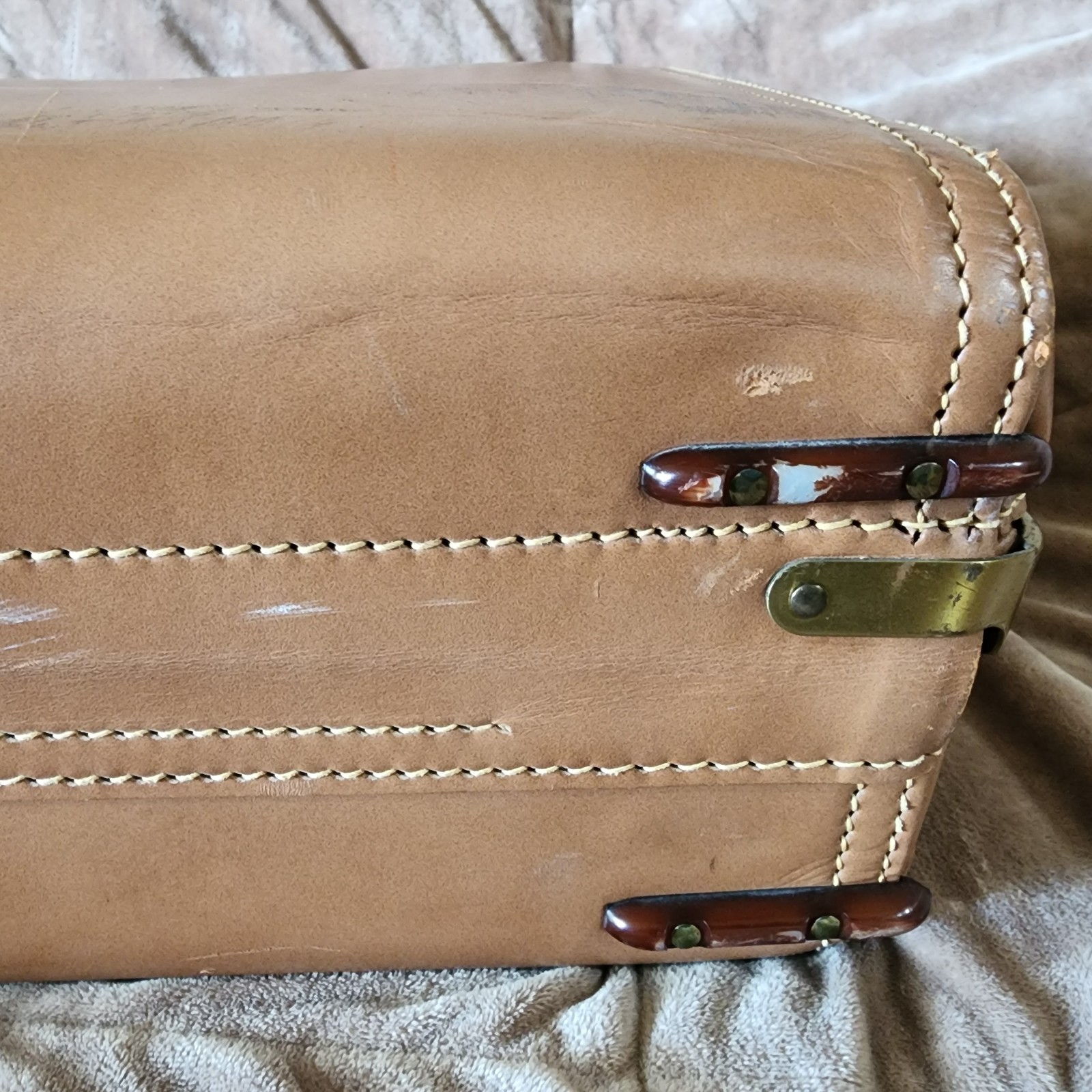Hartmann Knocabout Leather Suitcase – 21″ x 12″ x “6 – Vintage