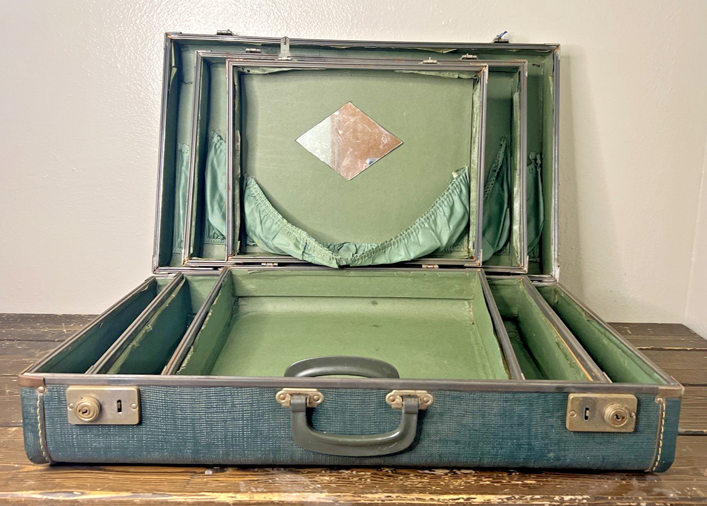 Vintage 3-Piece Nesting Suitcase Set – Mid-Century Luggage – Original Key Includ