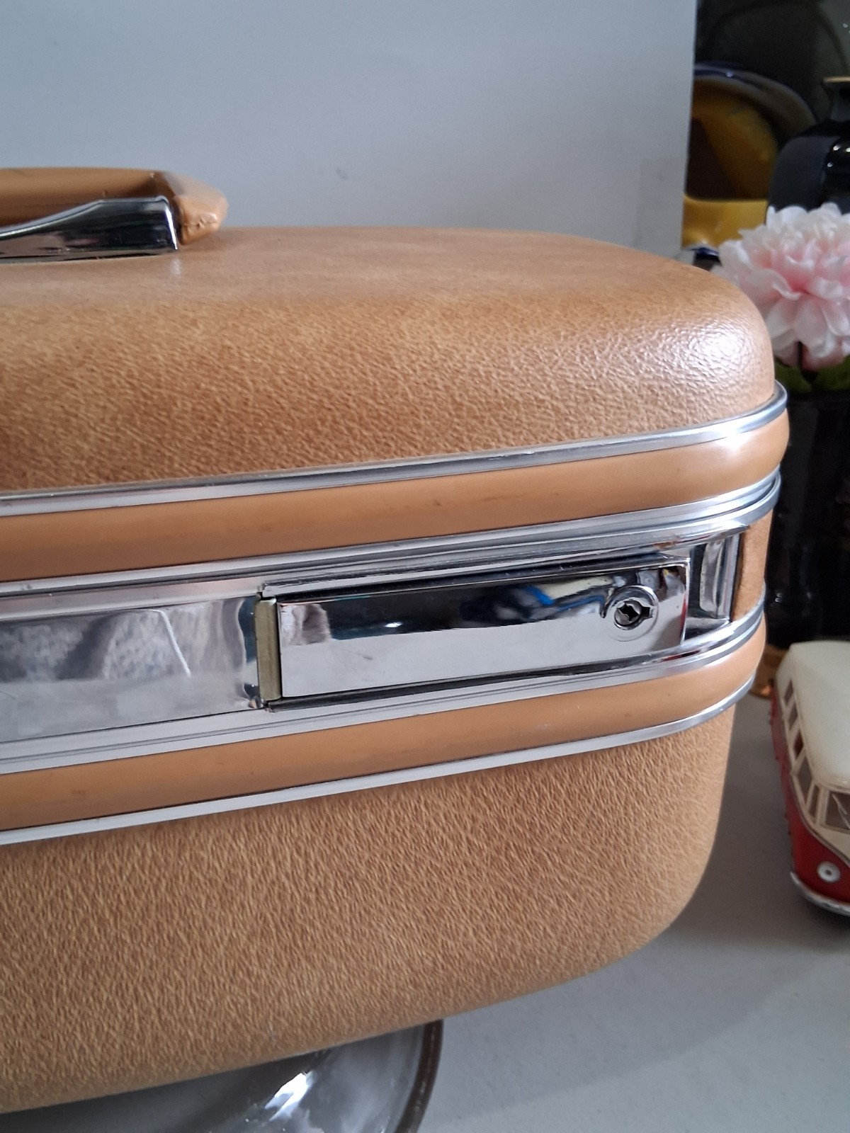VTG MCM 1960’s”Eaton” Travel Hardshell Traincase; Cosmetic/Toiletry Case; Footed