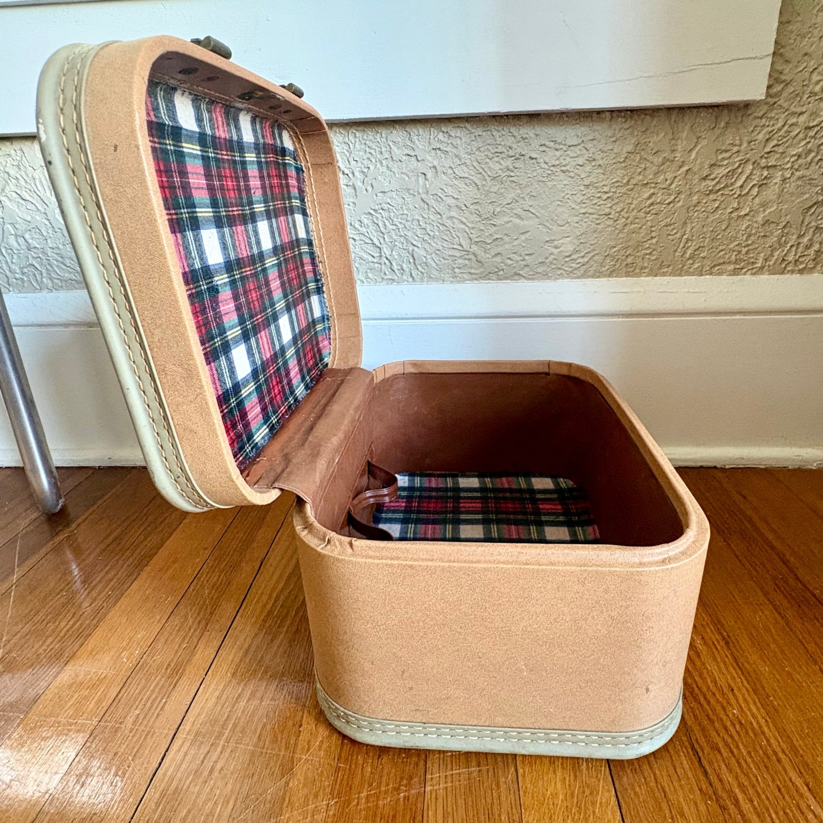 Vintage JC Higgins Train Case Vanity Luggage Plaid Lined Travel Case