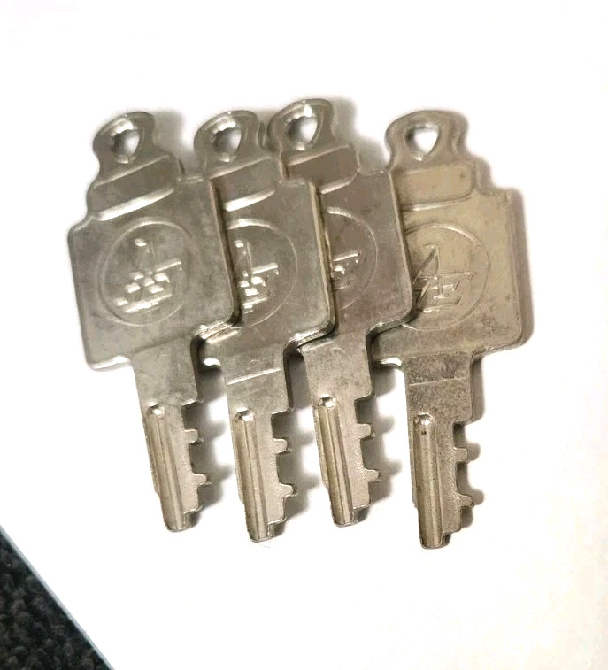 4 Vintage AMELIA EARHART Luggage Keys