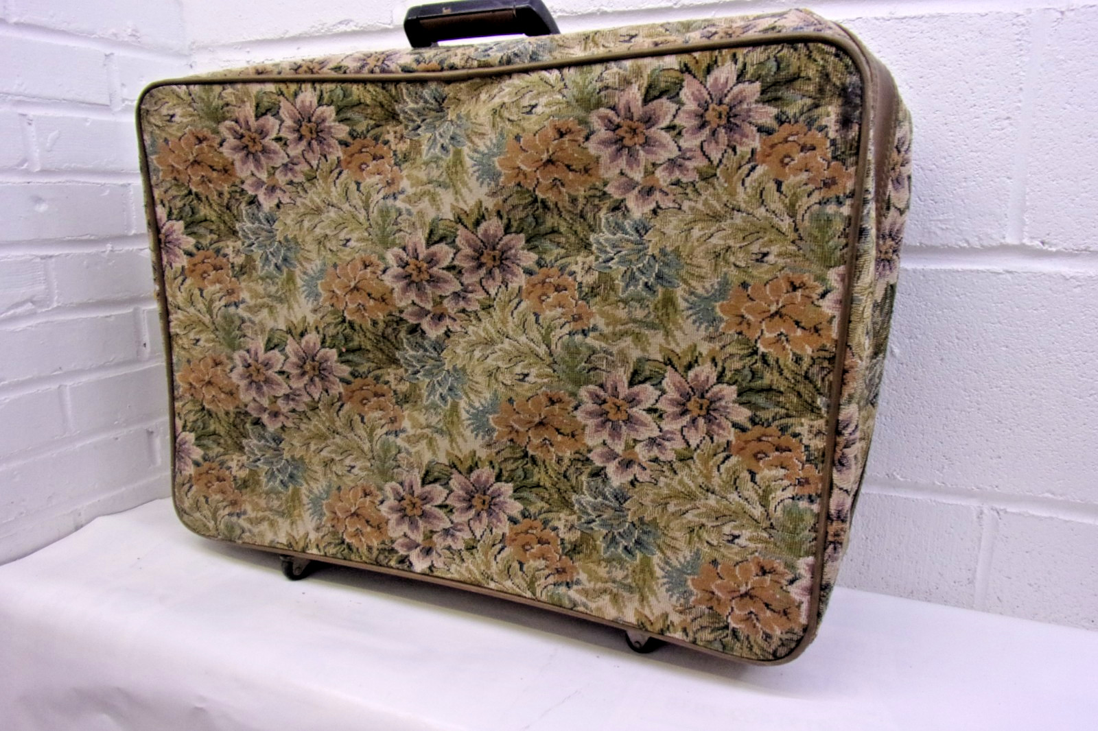 1980’s Vintage Leisure Luggage Floral Tapestry Suitcase Roller Bag 21X14X6.