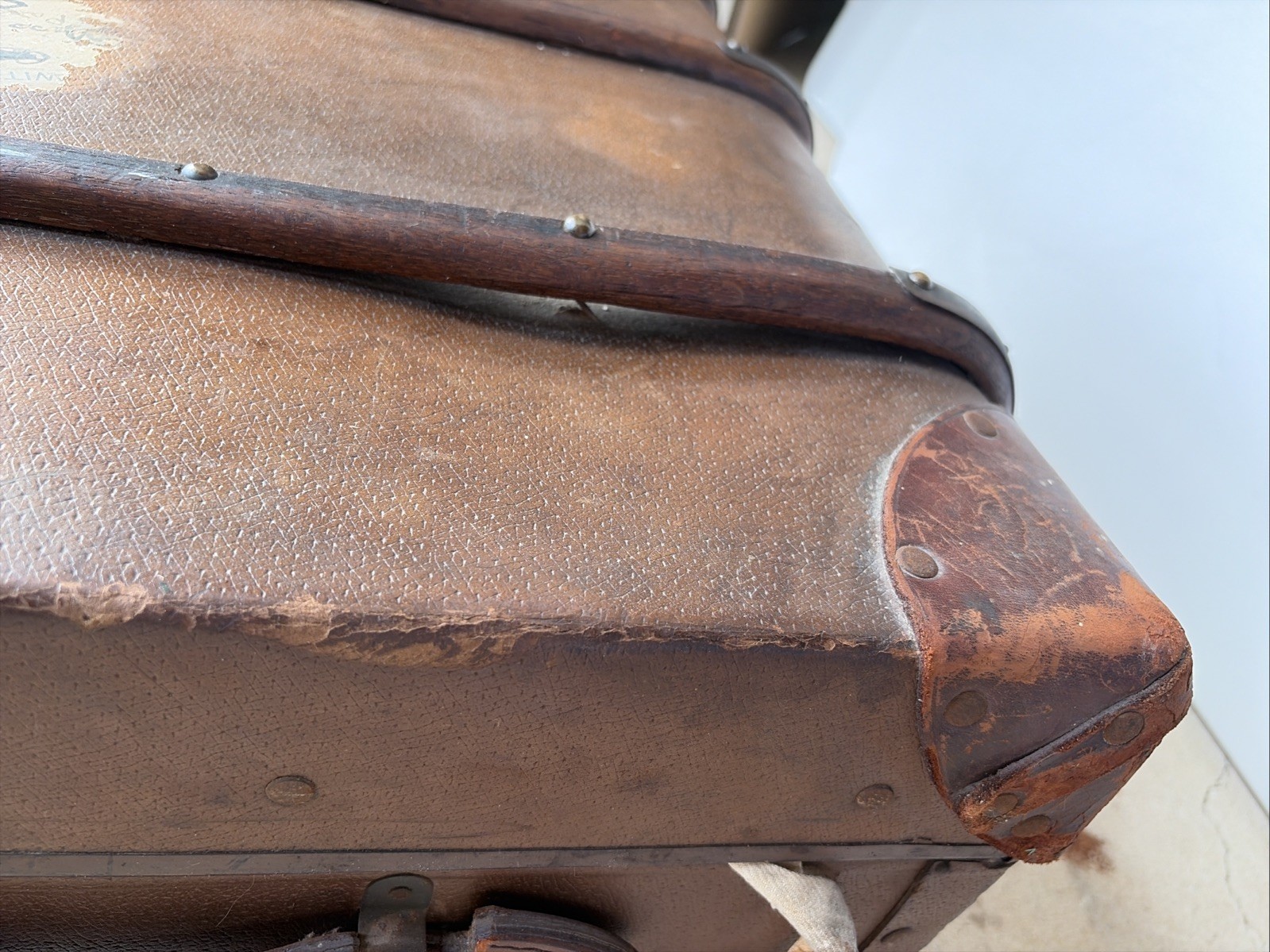 GREAT VINTAGE SUITCASE With Vintage Travel Labels Hotel Kosciusko NSW Wood Ribs