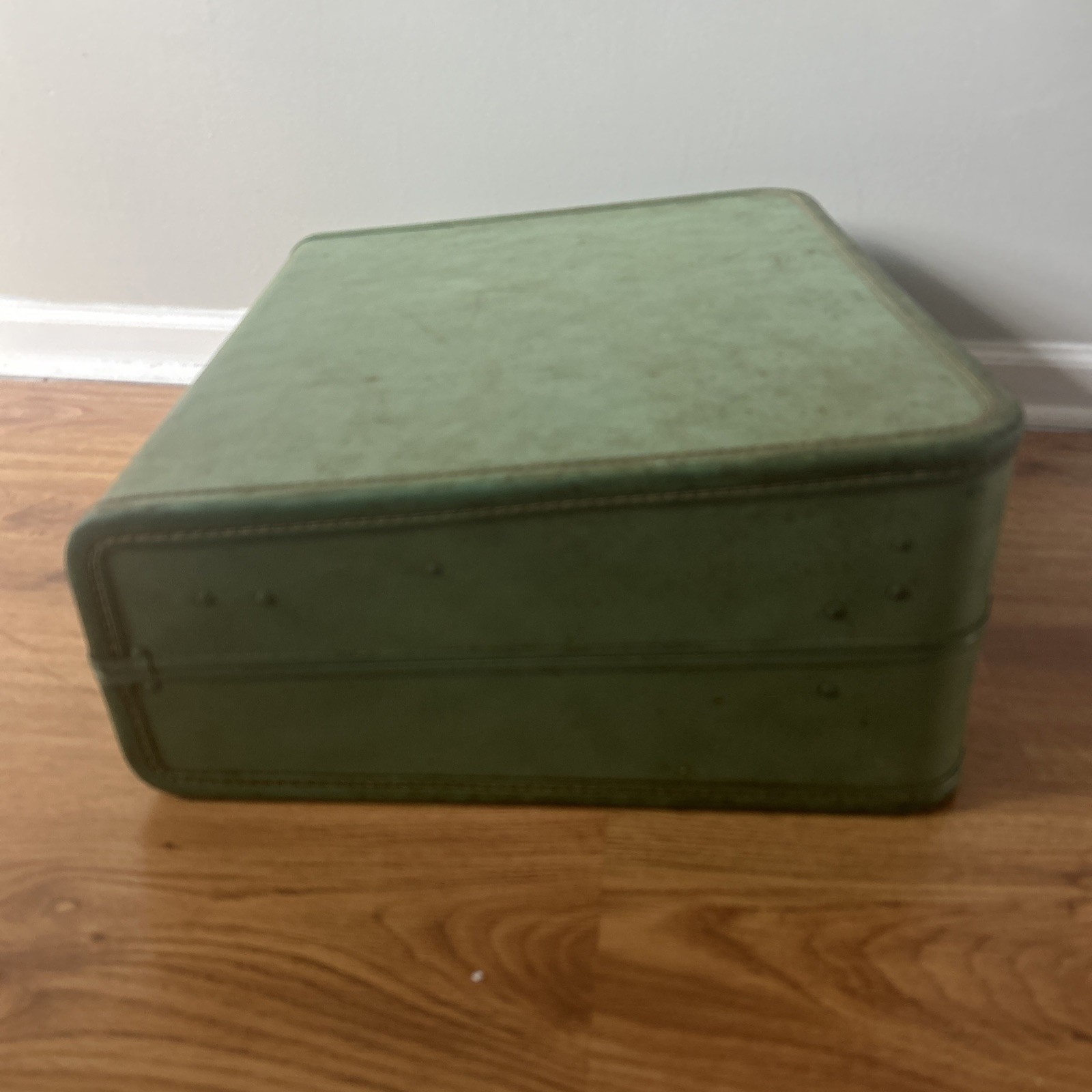 Vintage 1950s Taperlite Green Leather Suitcase Green L 21 x W 17 x H 7 No Key
