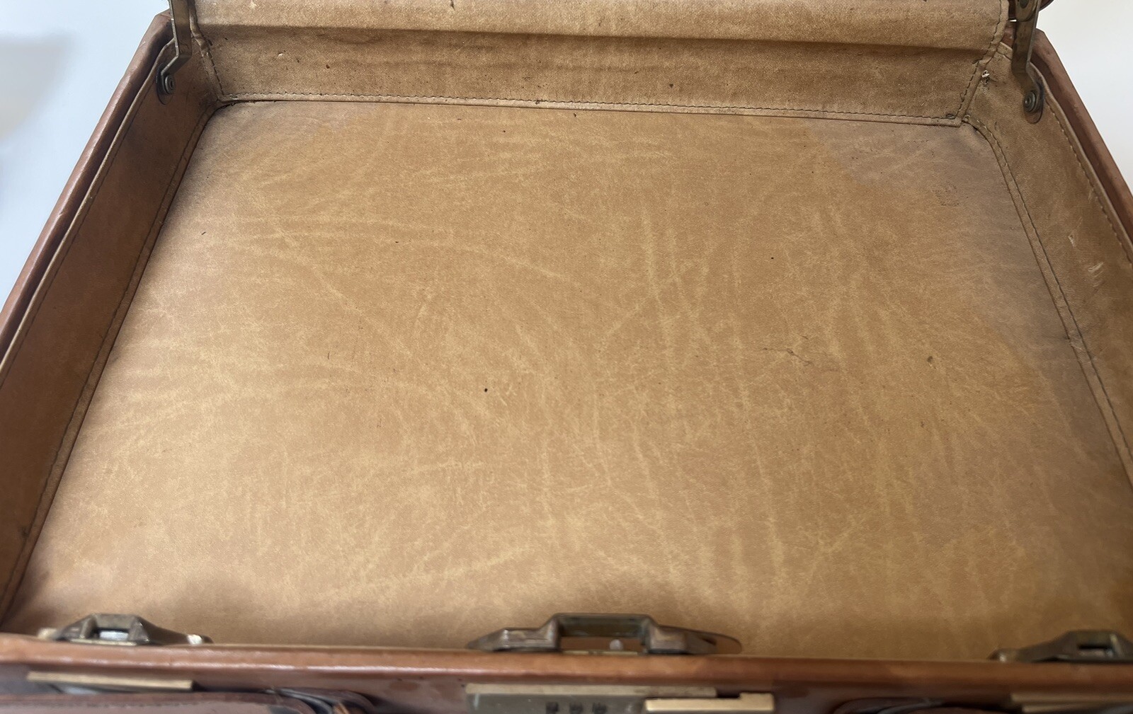 VINTAGE HARTMANN LUGGAGE BRIEFCASE TAN LEATHER BELTING BROWN USA OPENS CASE