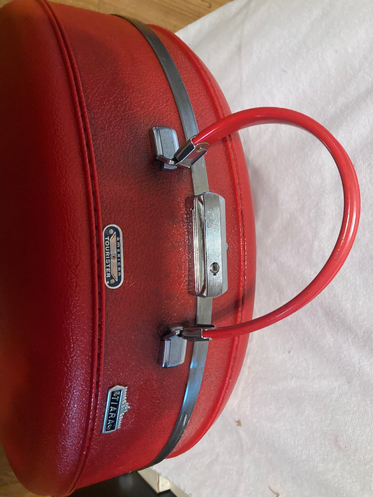 Vintage American Tourister Tiara Round Hat Box Luggage 20″ Suitcase Red Case