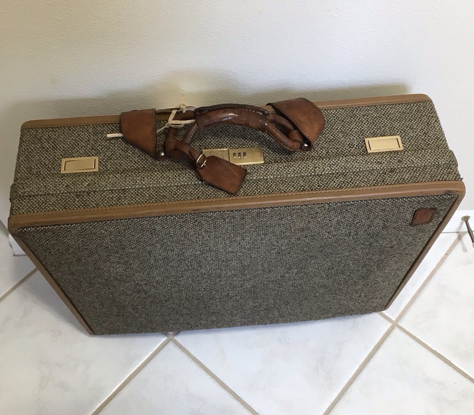 Vintage HARTMANN LUGGAGE Tweed with Leather Suitcase 24”X 19”X 7” READ