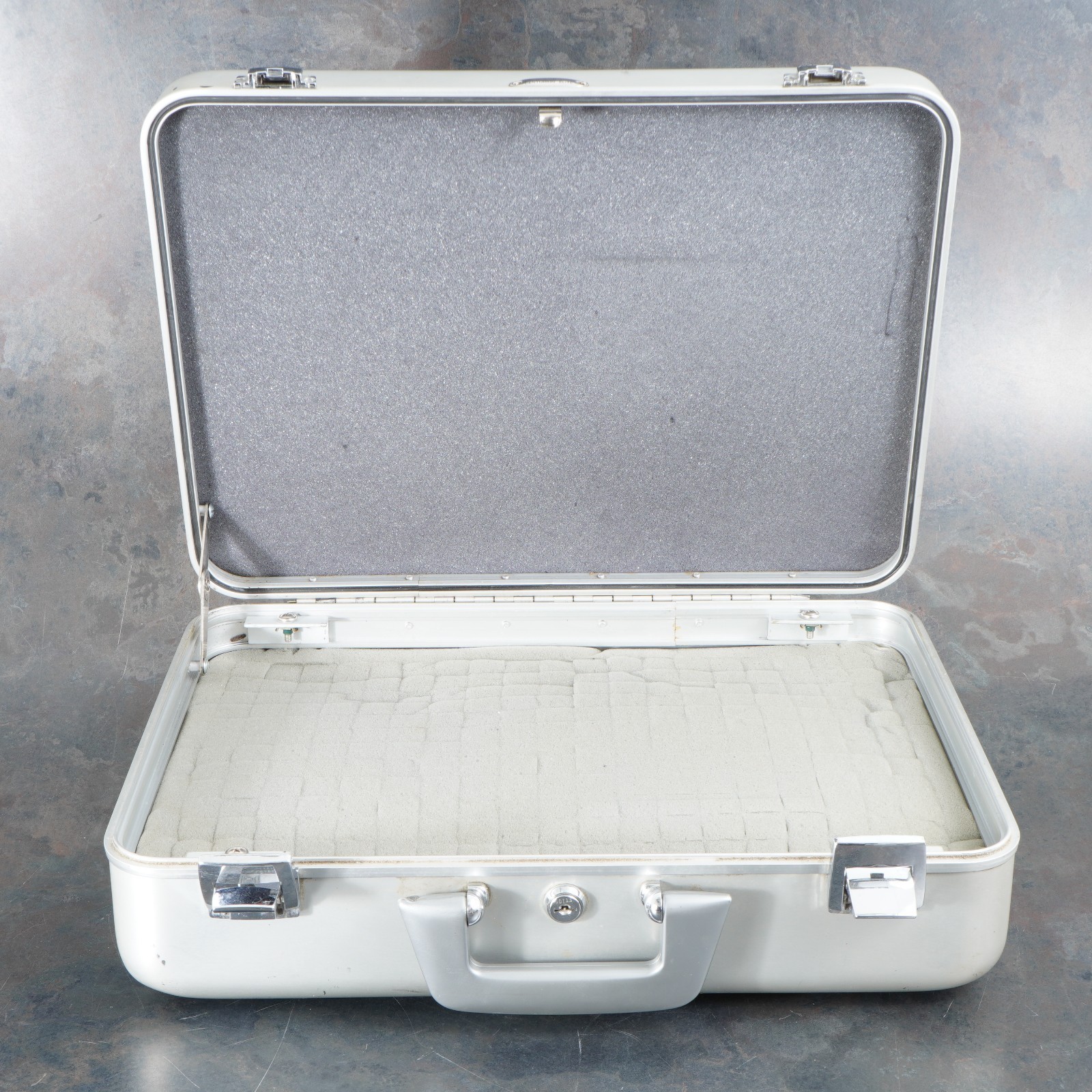 :Vintage Halliburton ZERO Luggage Suitcase Camera Case – 18 x 13 x 6″ (No Key)