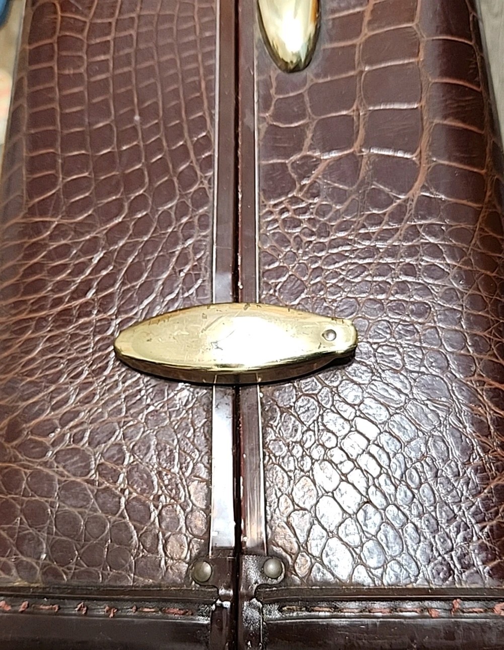 Samsonite Suitcase Luggage 4137, Faux Alligator Shwayder 24.25Wx19.5″x9″ Vintage